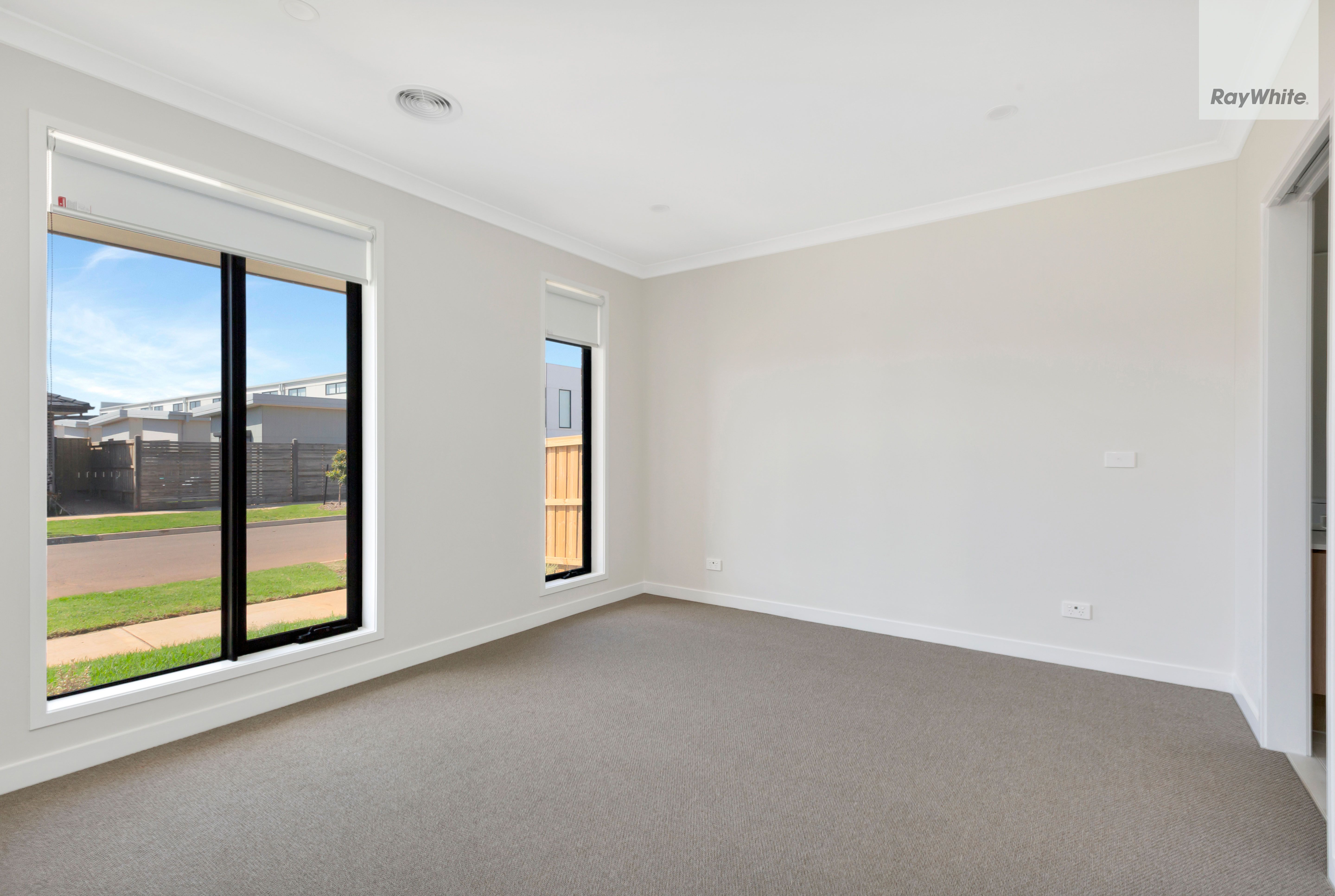 48 Birchwood Crescent — photo 7 of 12