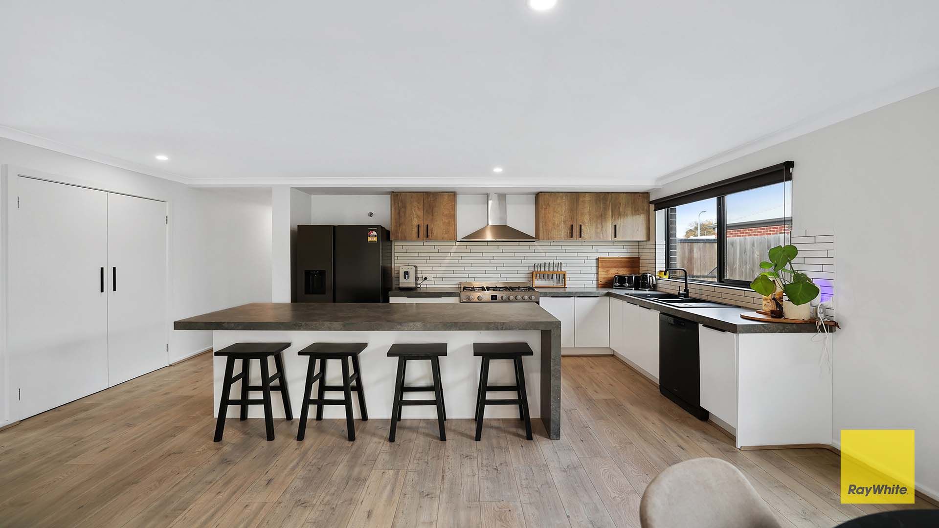 15 Parkside Crescent — photo 5 of 18
