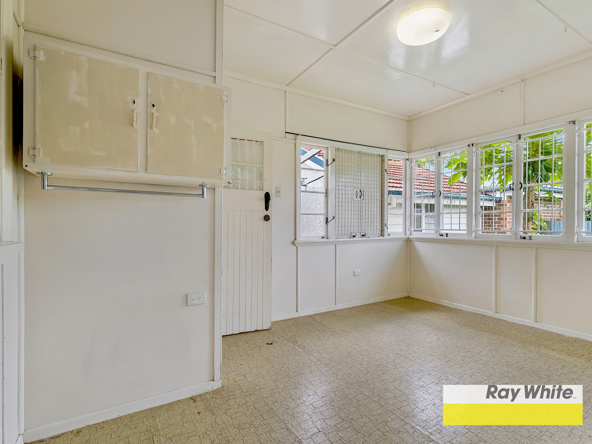 33 Gibson Crescent, Holland Park, QLD 4121