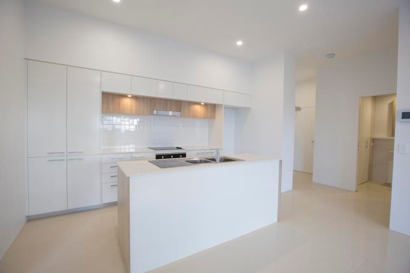 206/9 Hooker Boulevard, Broadbeach, QLD 4218