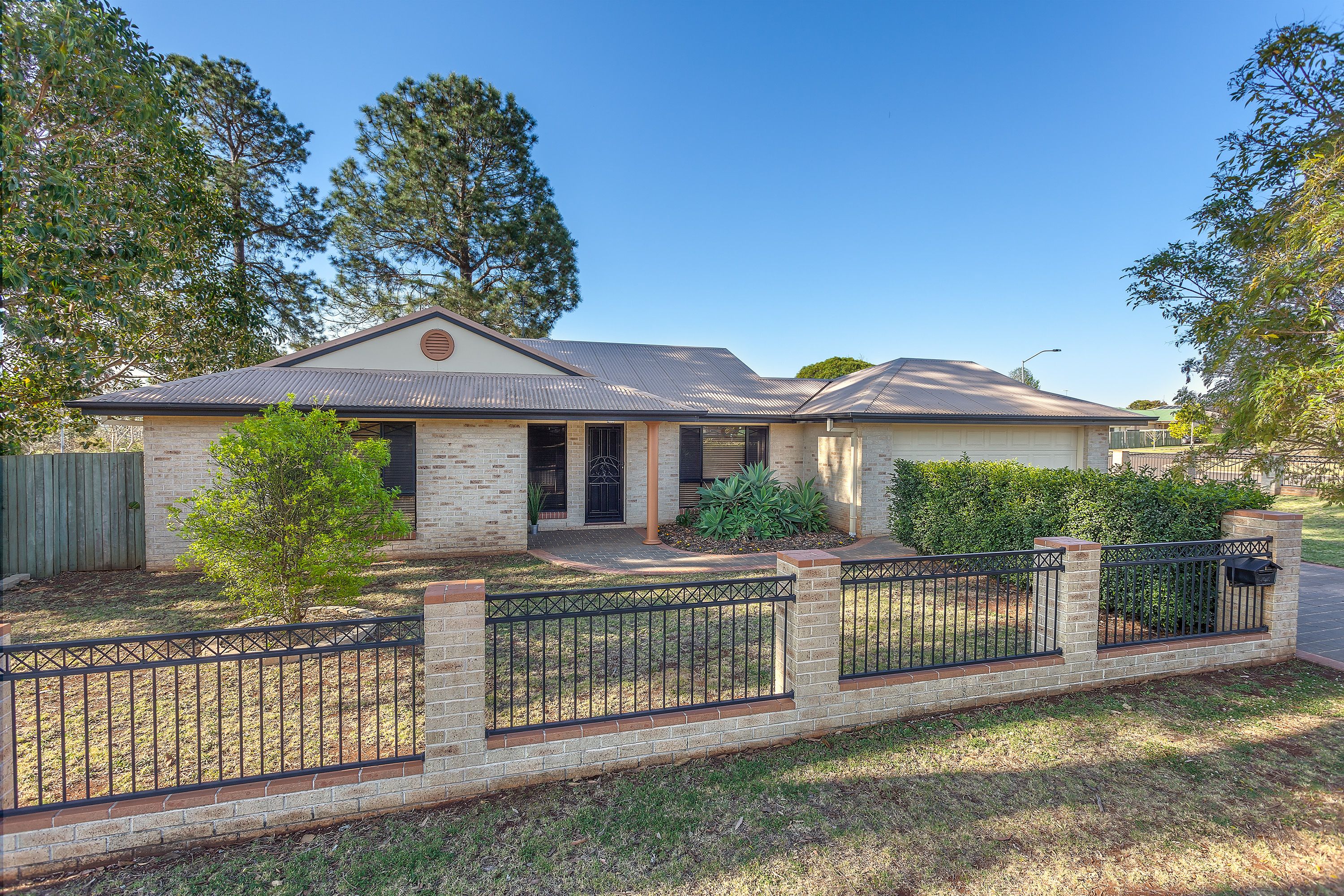 1 Albion Street, Kearneys Spring QLD 4350