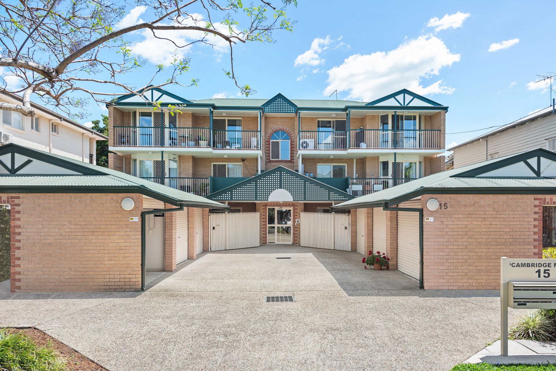15 Cambridge Street, Bulimba QLD 4171
