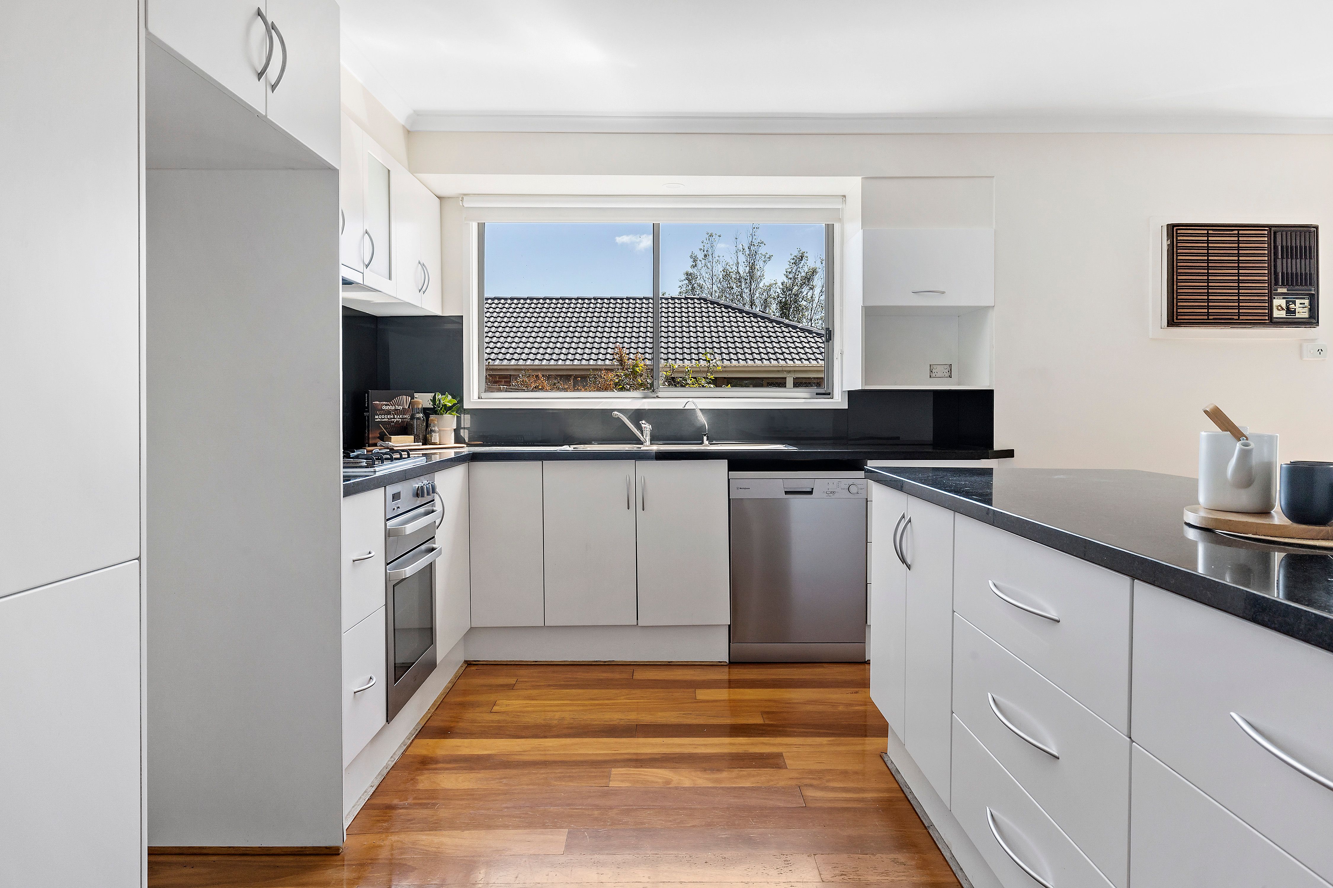 19 Mount Erin Crescent — photo 6 of 19