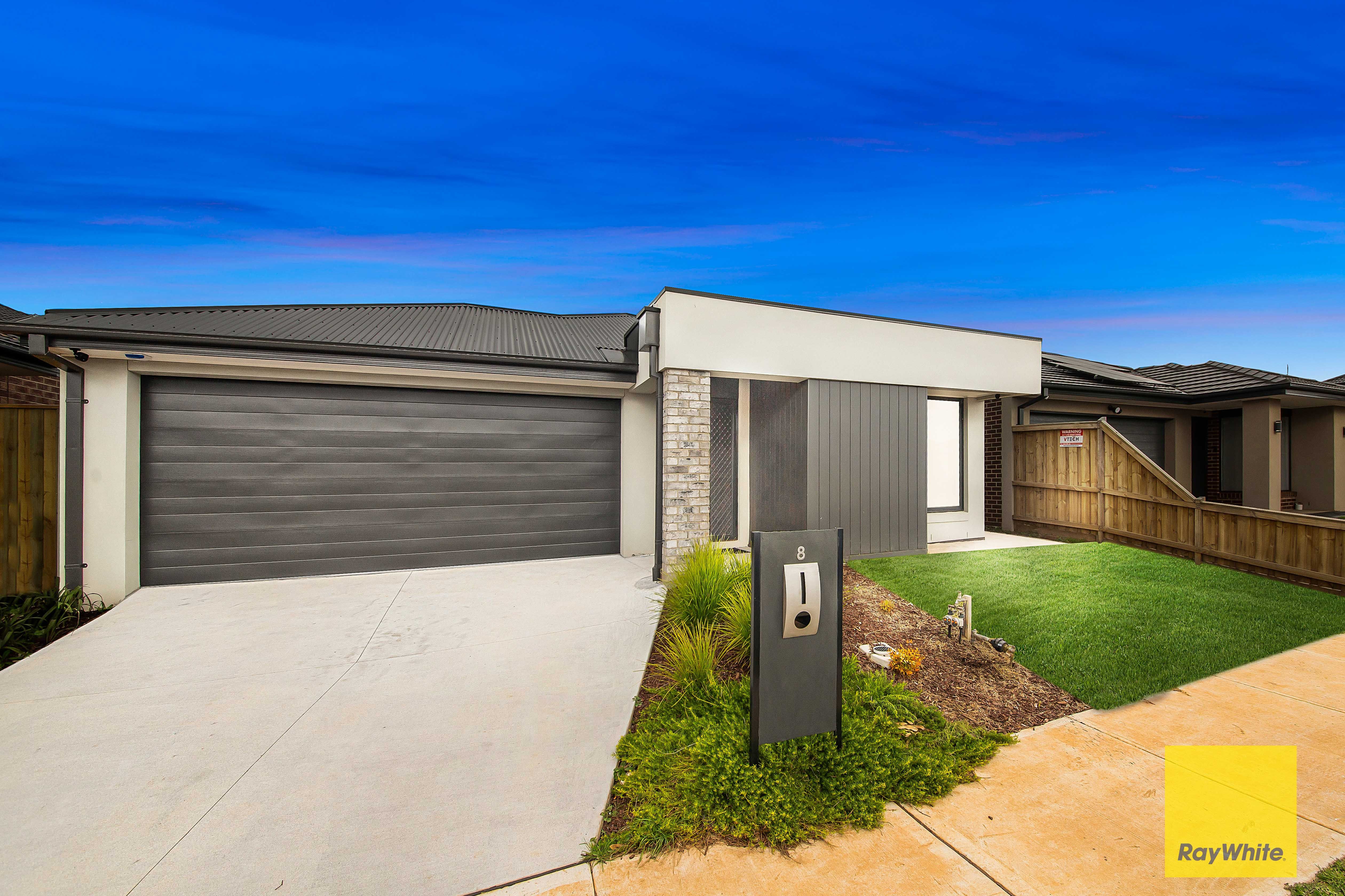 8 Louisville Drive, THORNHILL PARK, VIC 3335