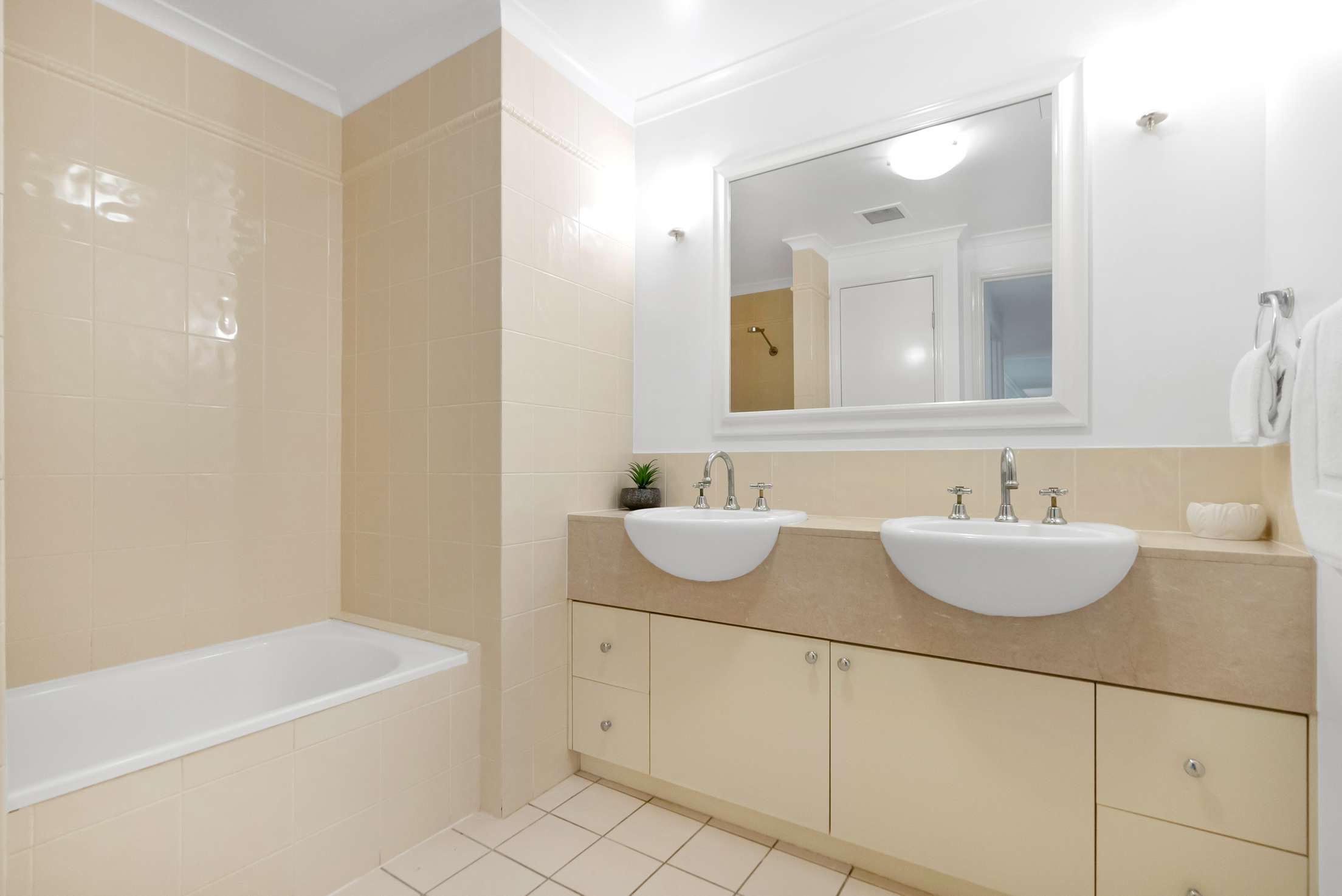303/2-10 Greenslopes Street — photo 19 of 23