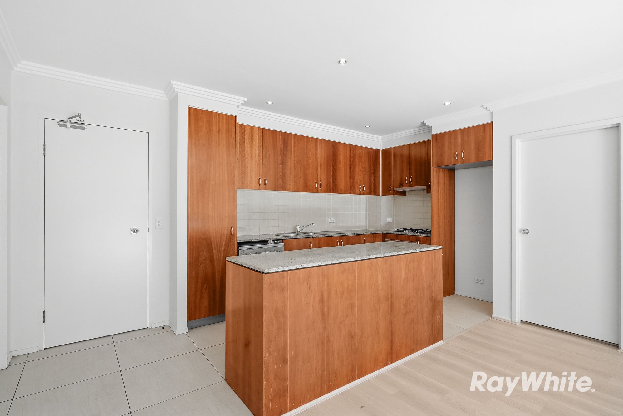 11/4-10 Benedict Court — photo 4 of 20