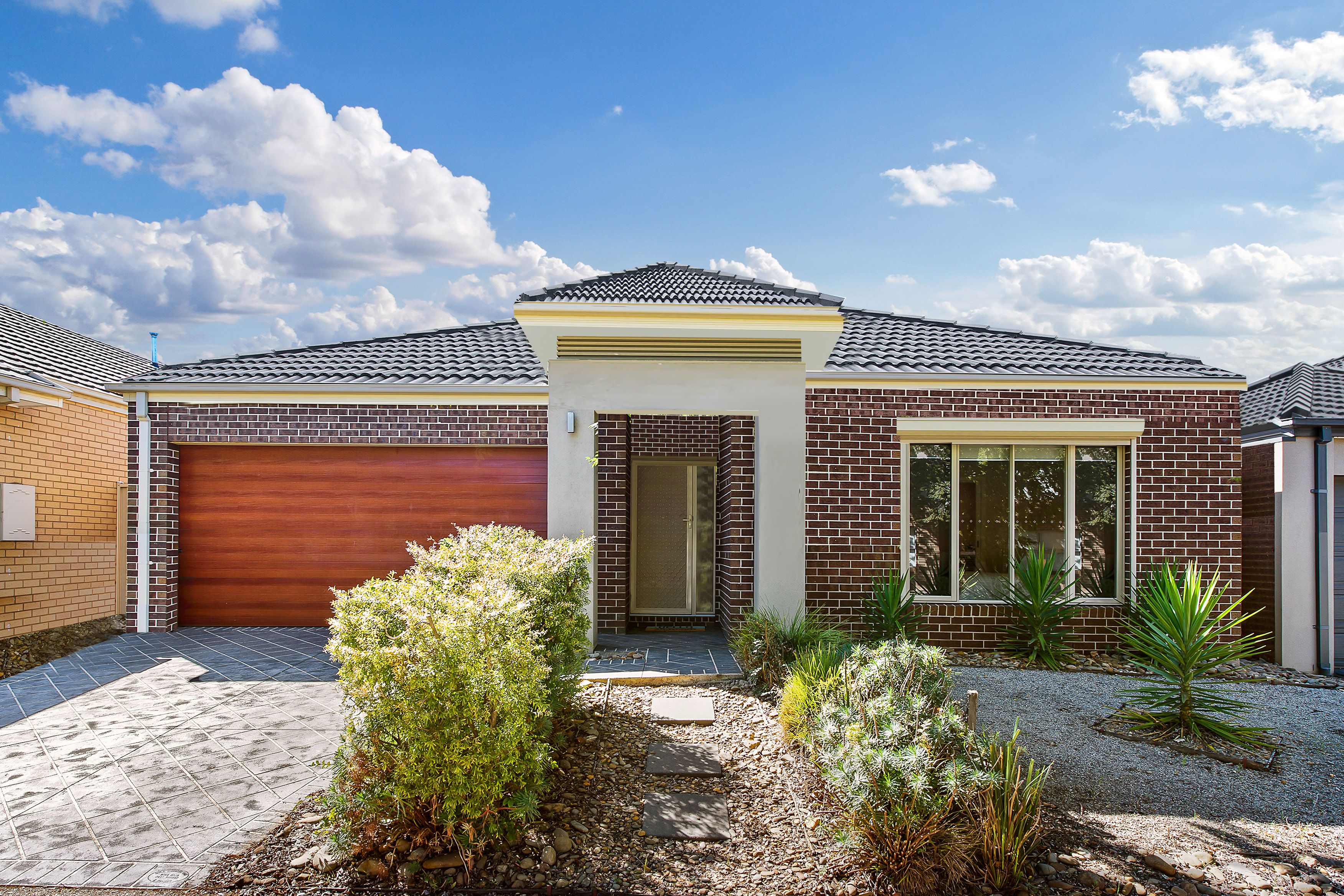 9 Stradbroke Gardens, Caroline Springs VIC 3023