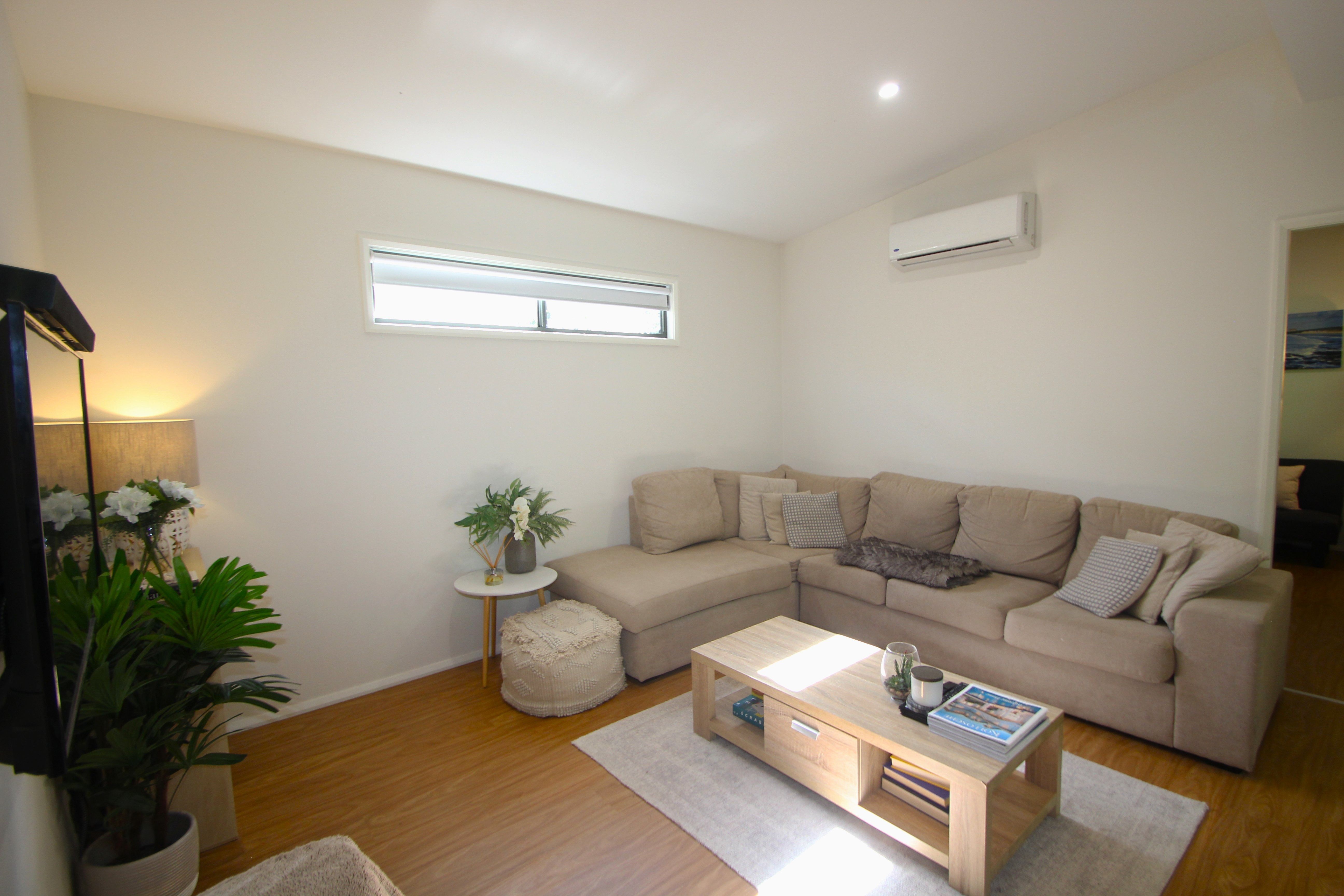 Elegant family entertainer with a separate granny flat, near level rear lawns, 300m to village shops and eateries — photo 10 of 11
