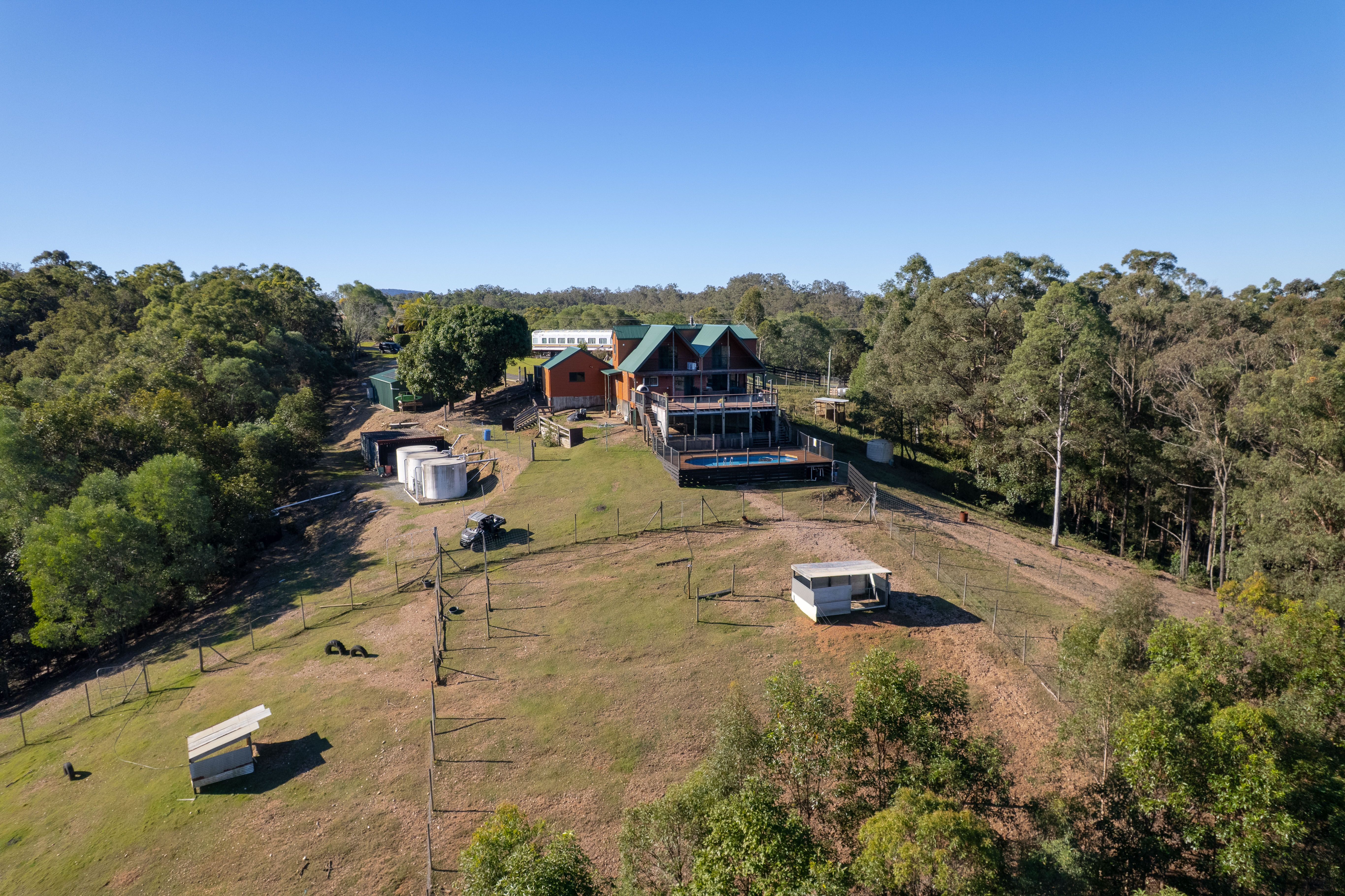 'Twin Peaks' - Idyllic Lifestyle, Spectacular Views And So Much More — photo 21 of 24