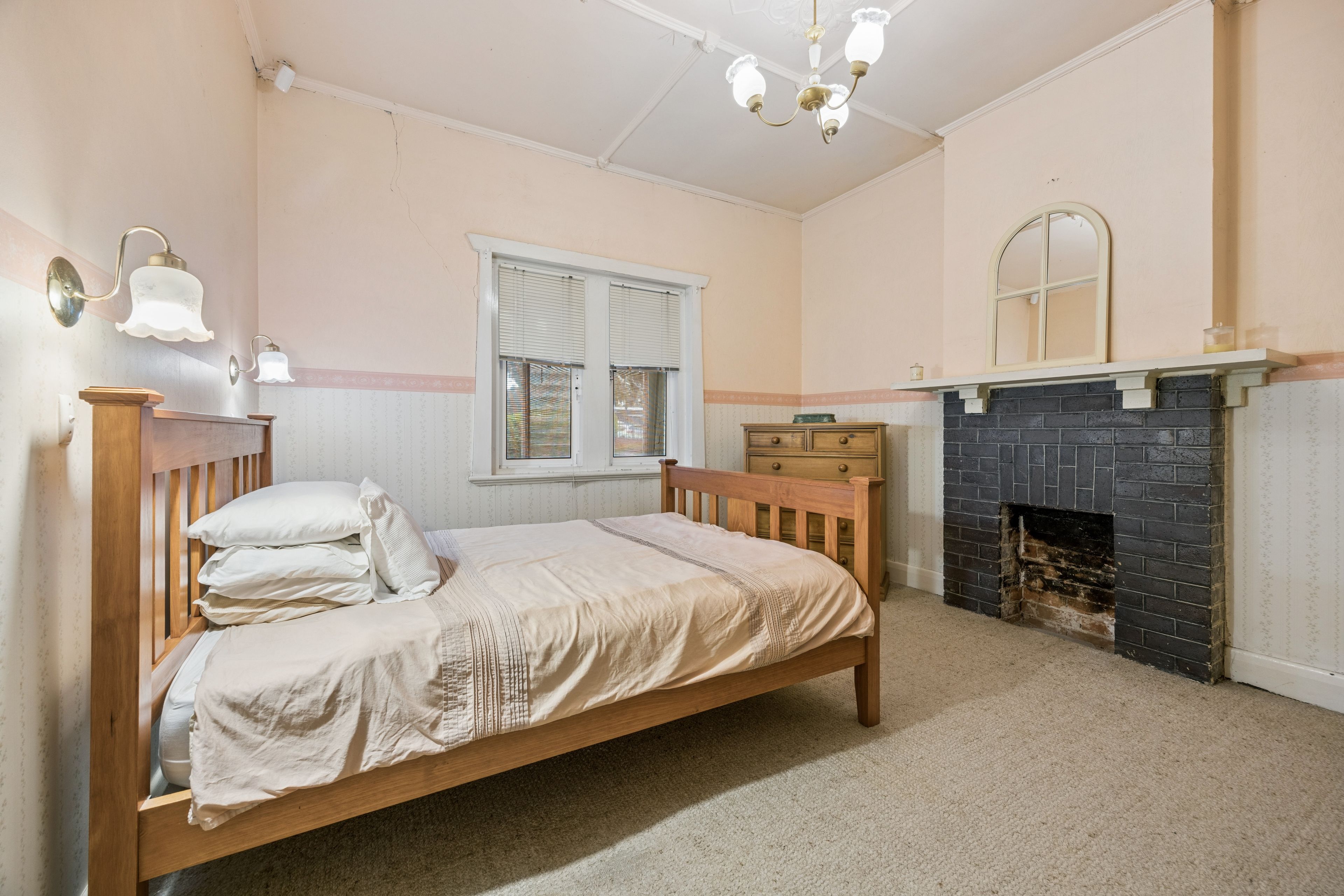 19 Leslie Street West — photo 5 of 12