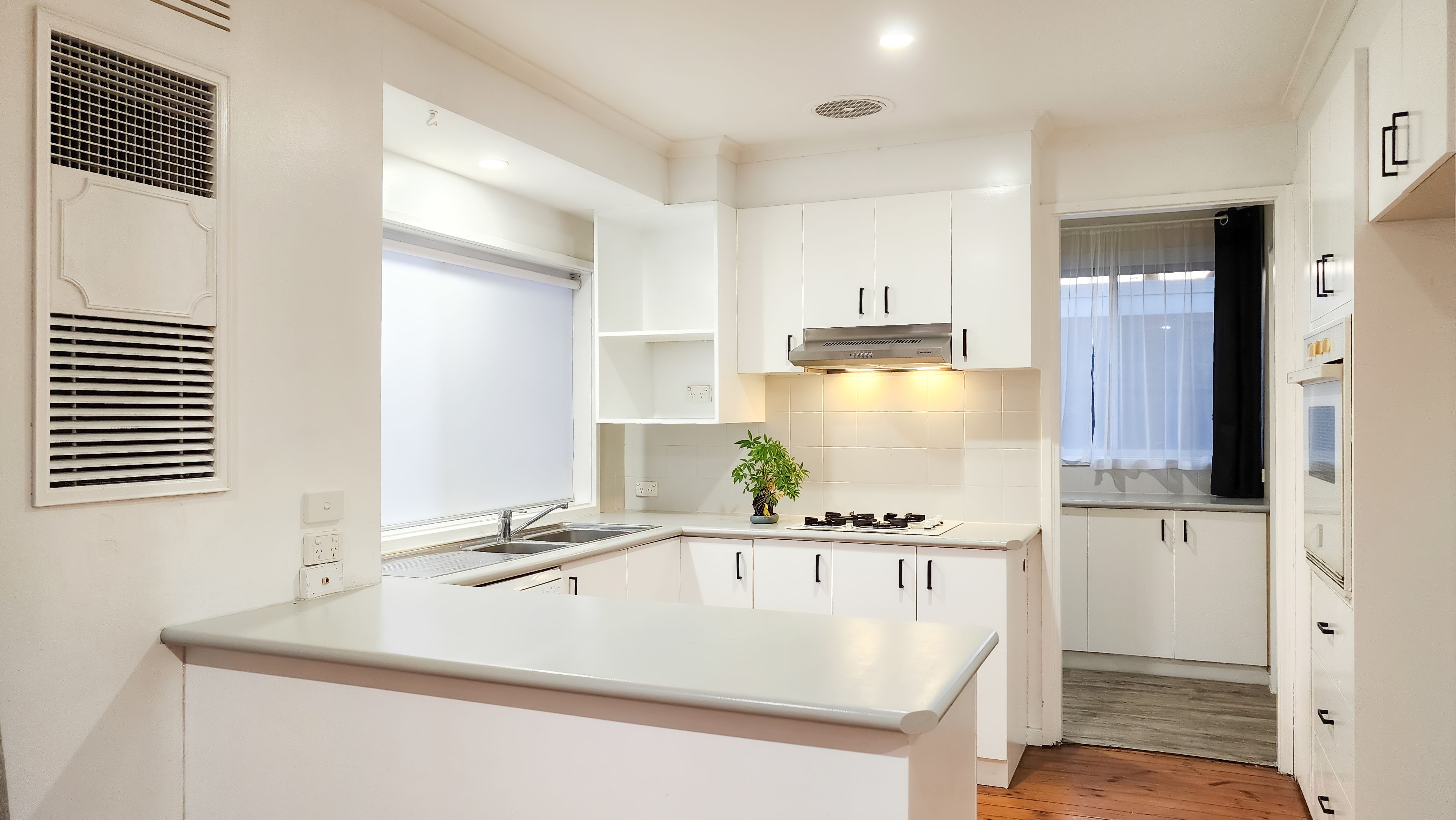 24 Hood Crescent — photo 8 of 15