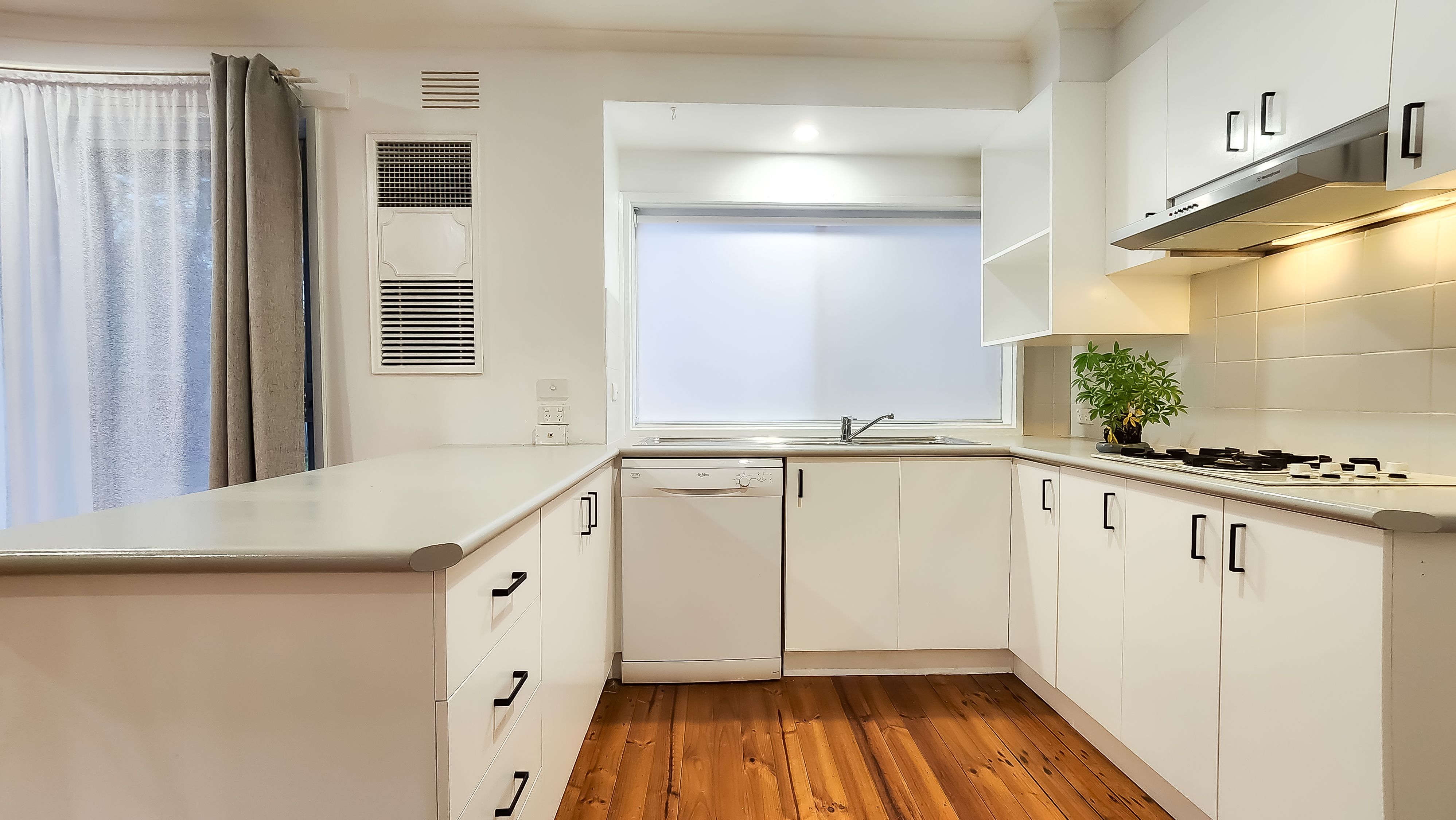 24 Hood Crescent — photo 7 of 15