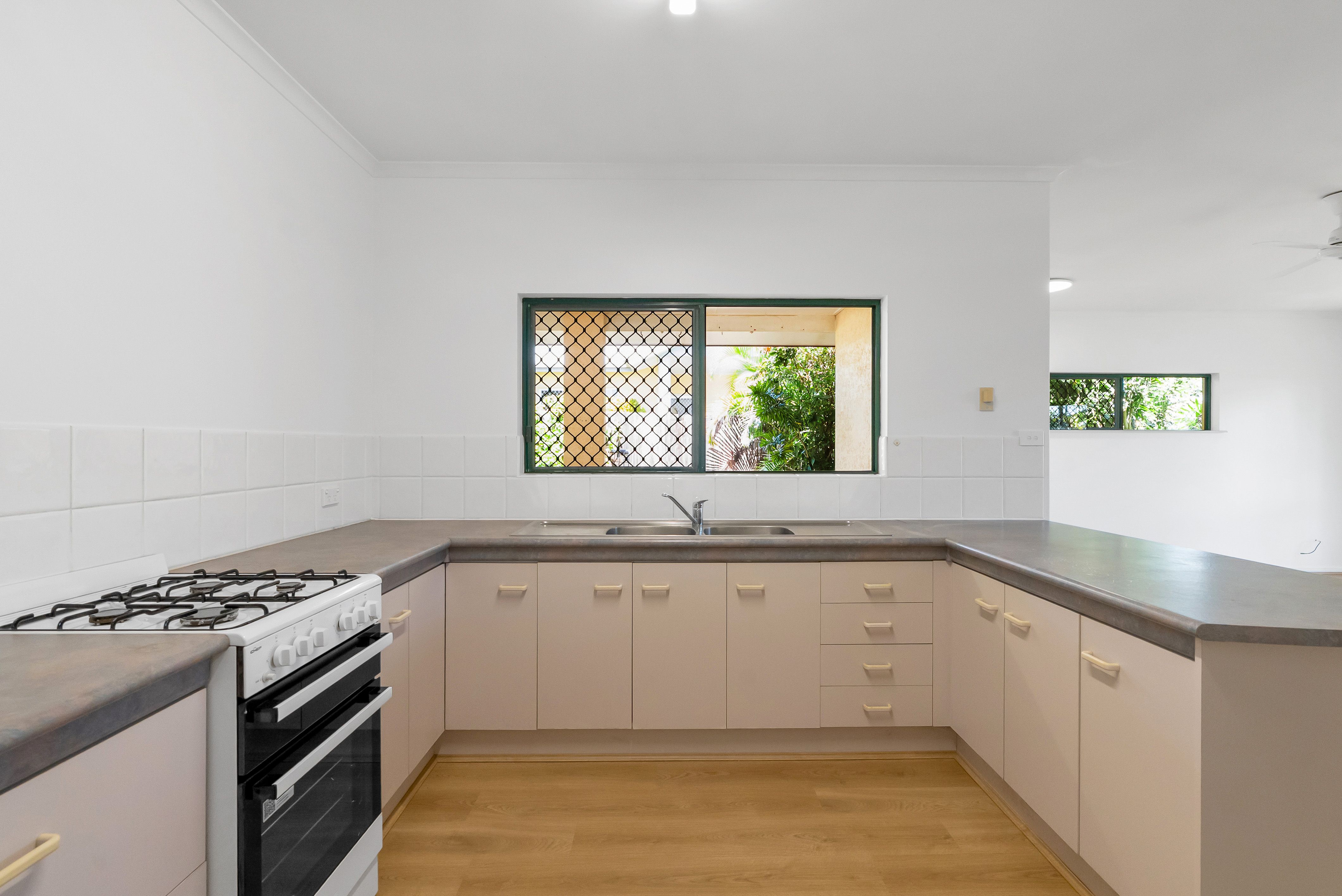 11 Dolphin Close — photo 10 of 22