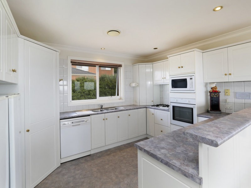 9 St Gabriel Place, Highton, VIC 3216