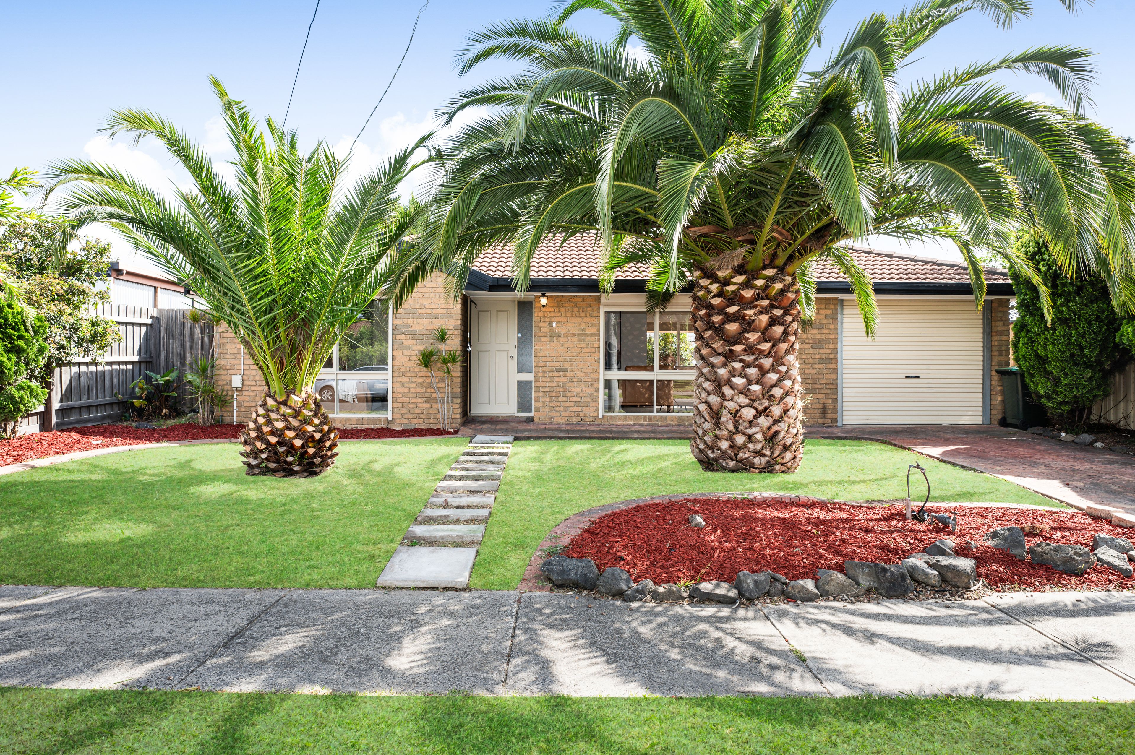 4 Bronsdon Court, Mill Park VIC 3082