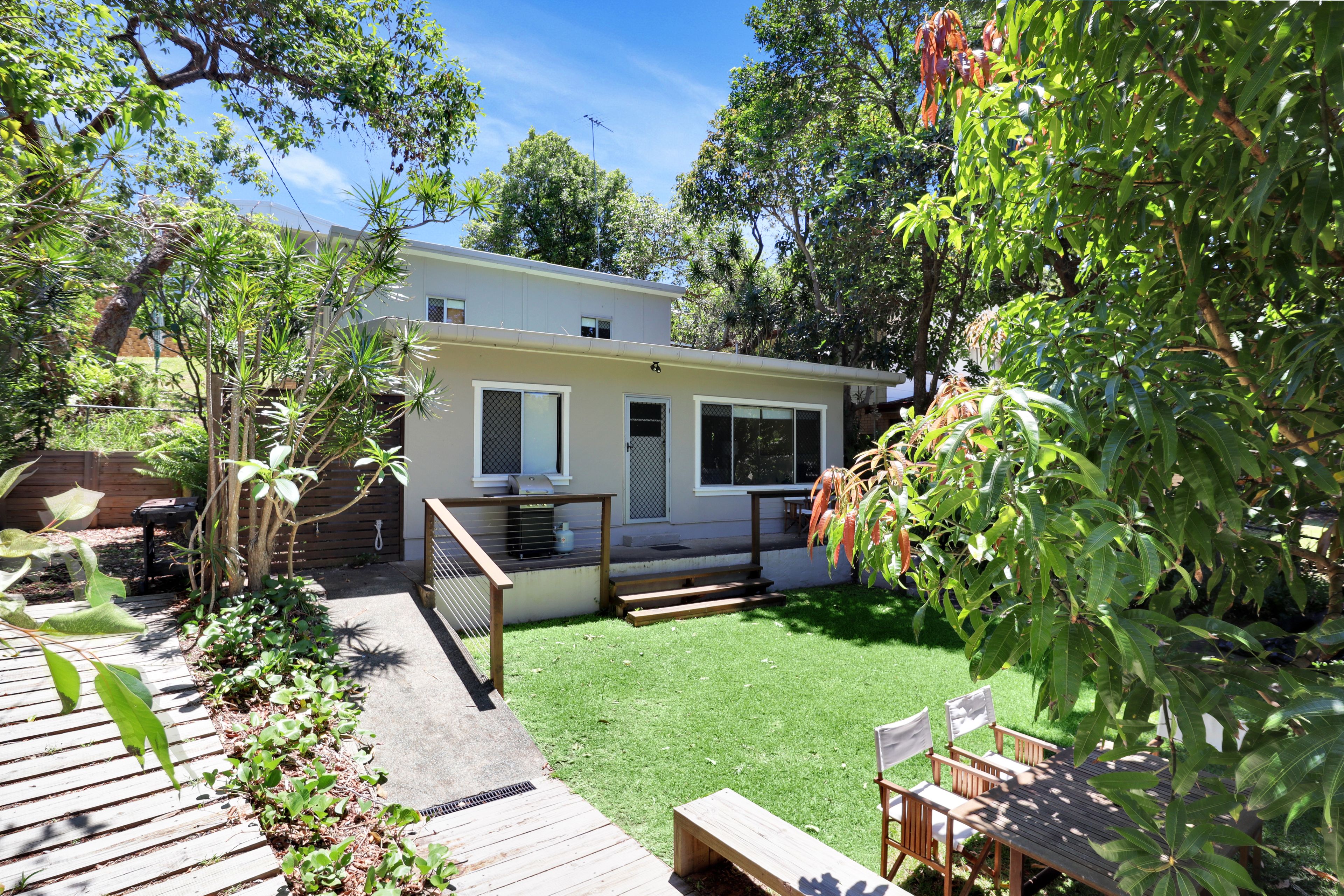 16 Bigoon Road, Point Lookout QLD 4183