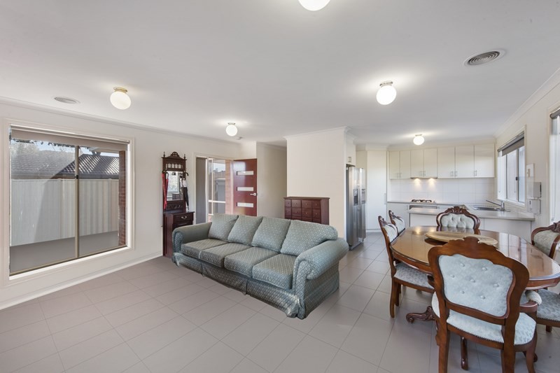2/9 Phillip Street, Melton South, VIC 3338