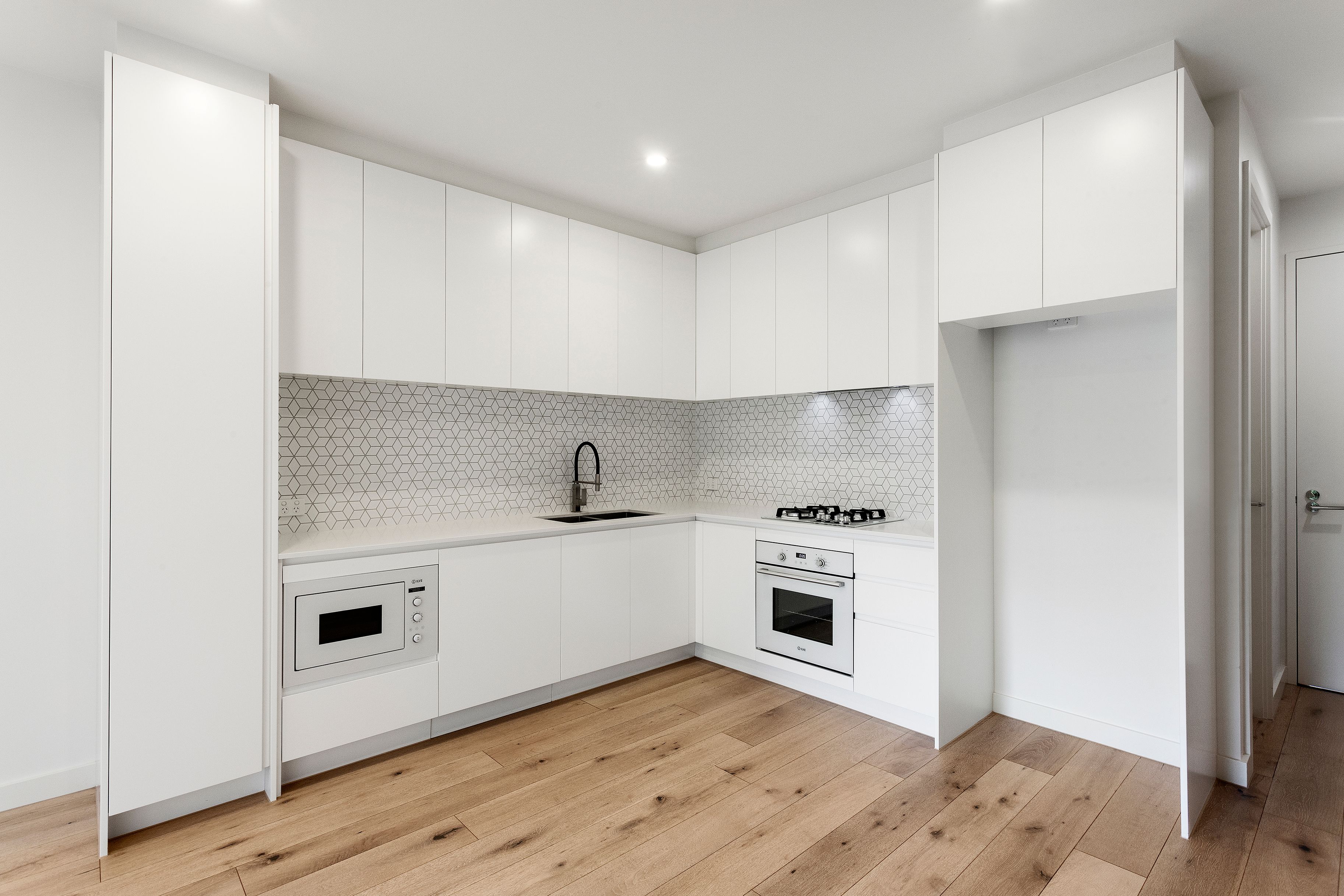 102/323 Neerim Road, Carnegie, VIC 3163