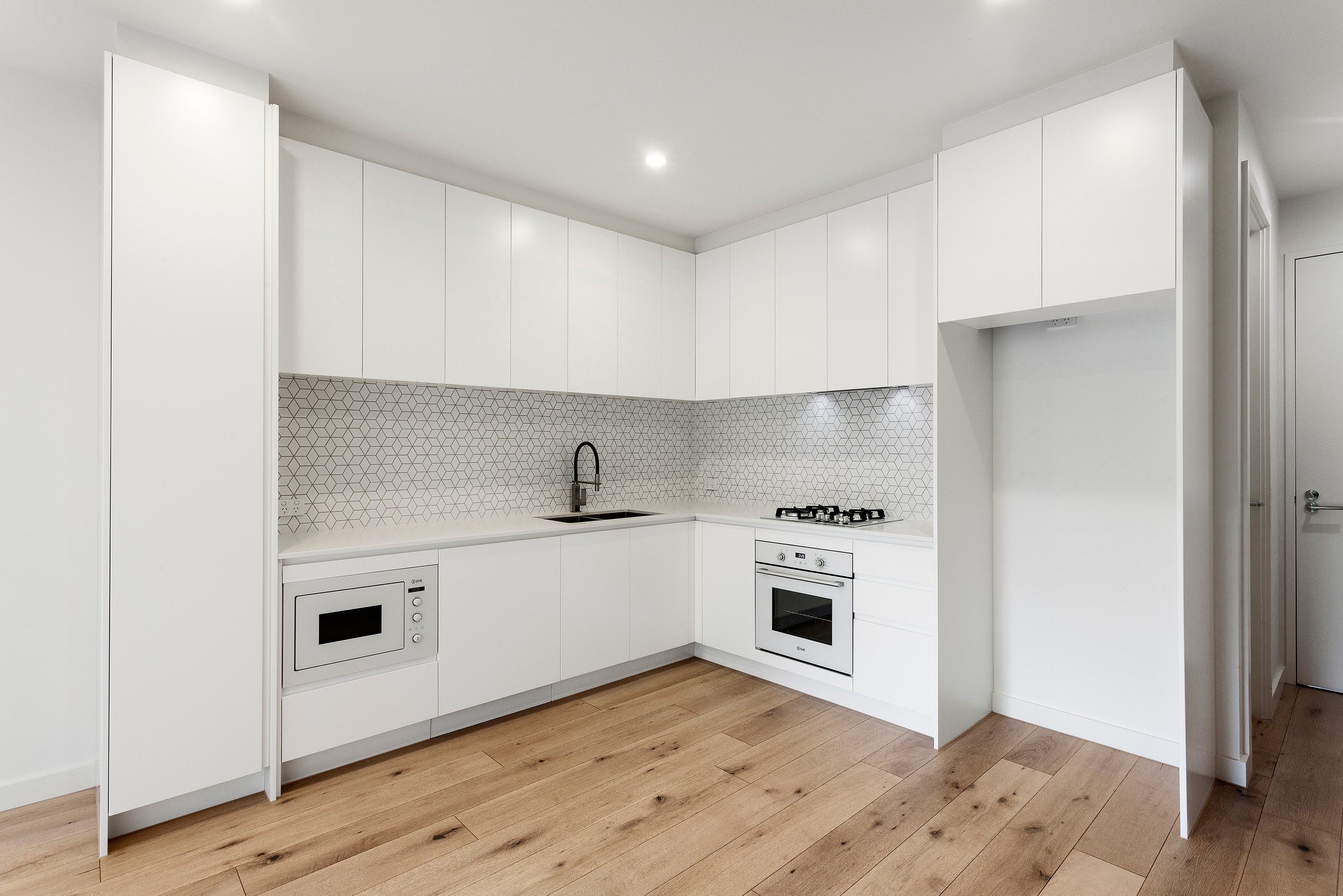 102/323 Neerim Road, Carnegie, VIC 3163
