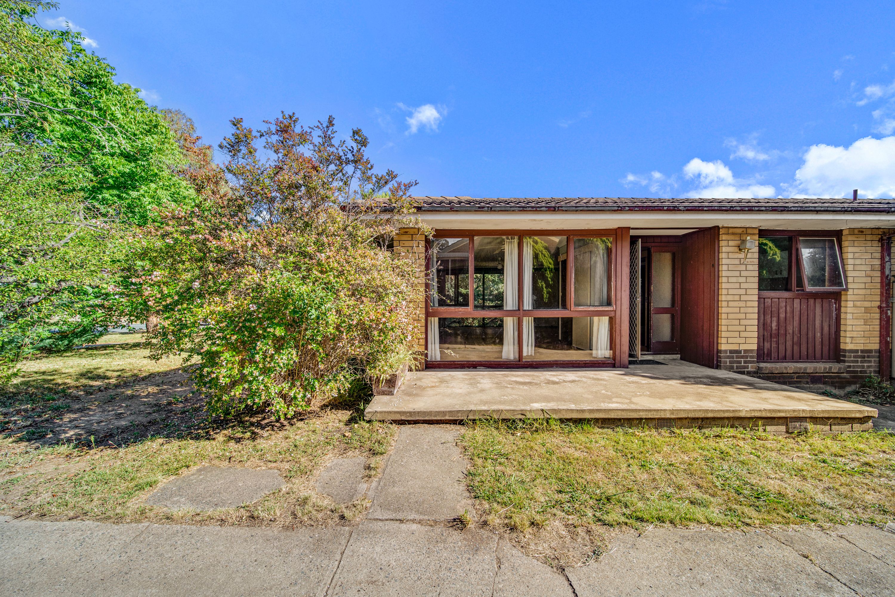 8 Dixon Drive, Holder ACT 2611
