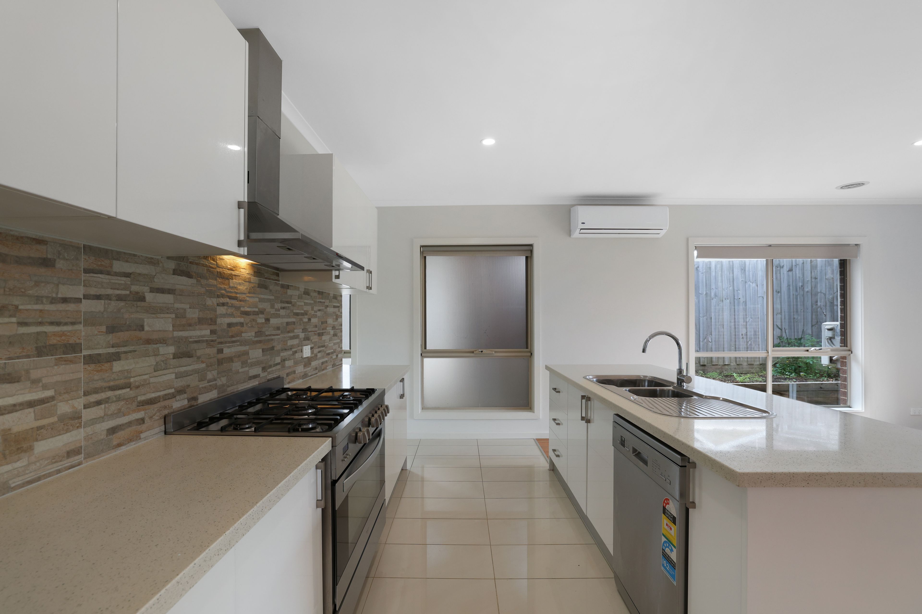 2/28 Main South Road, Drouin, VIC 3818