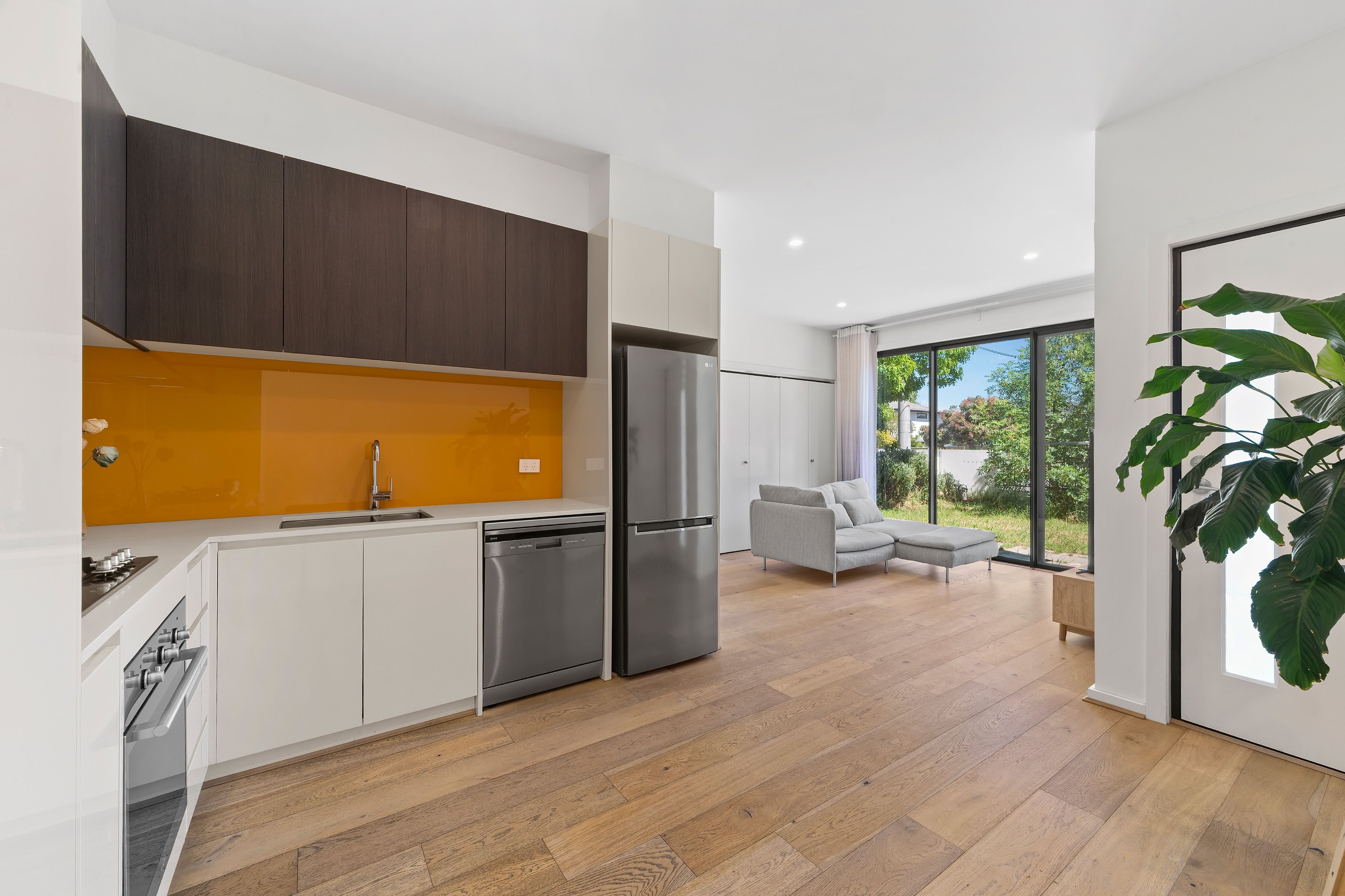 4/29 Browns Road — photo 3 of 6