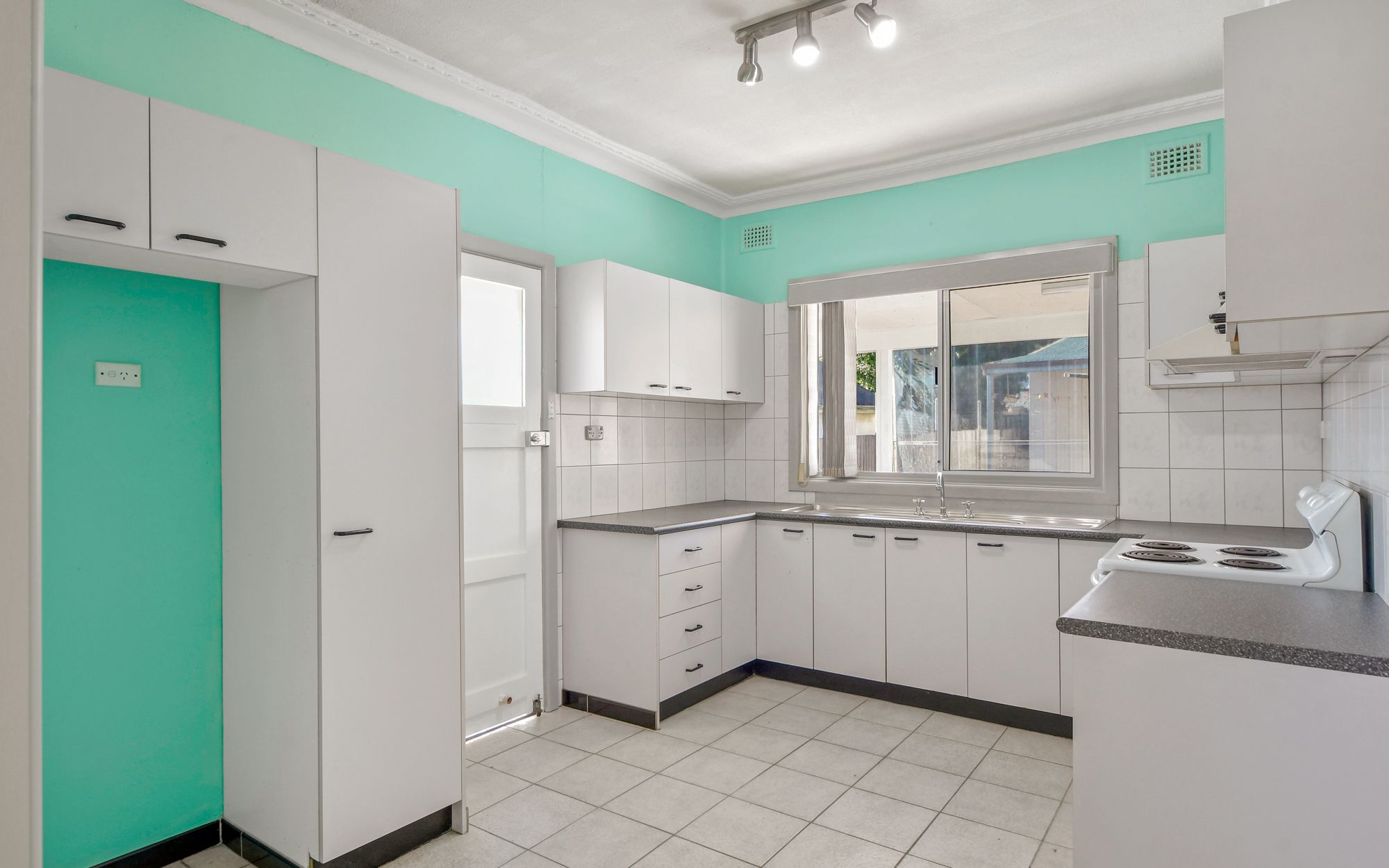 10 Phyllis Street, Minto, NSW 2566
