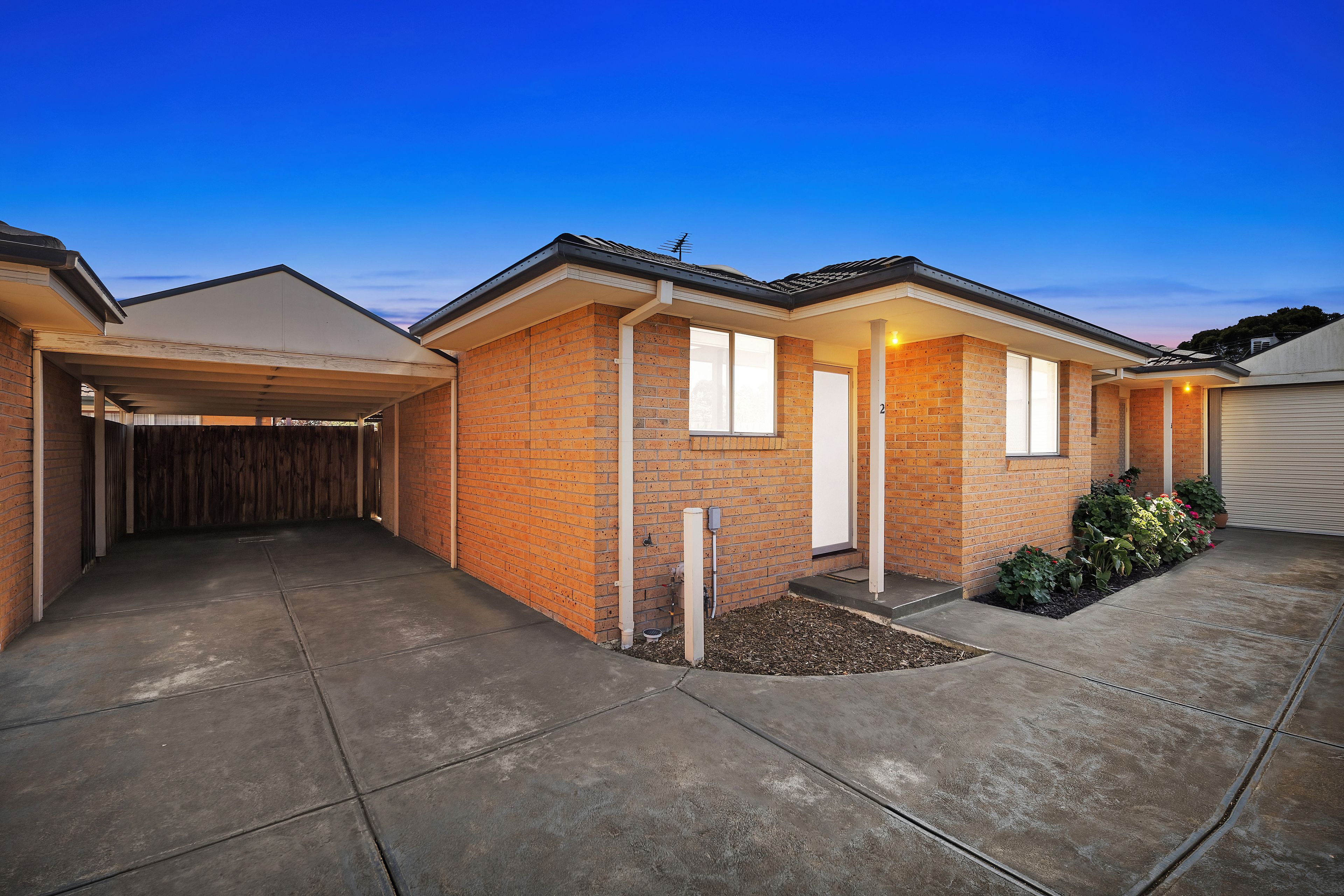 2/8 Mckinnon Street — photo 3 of 13