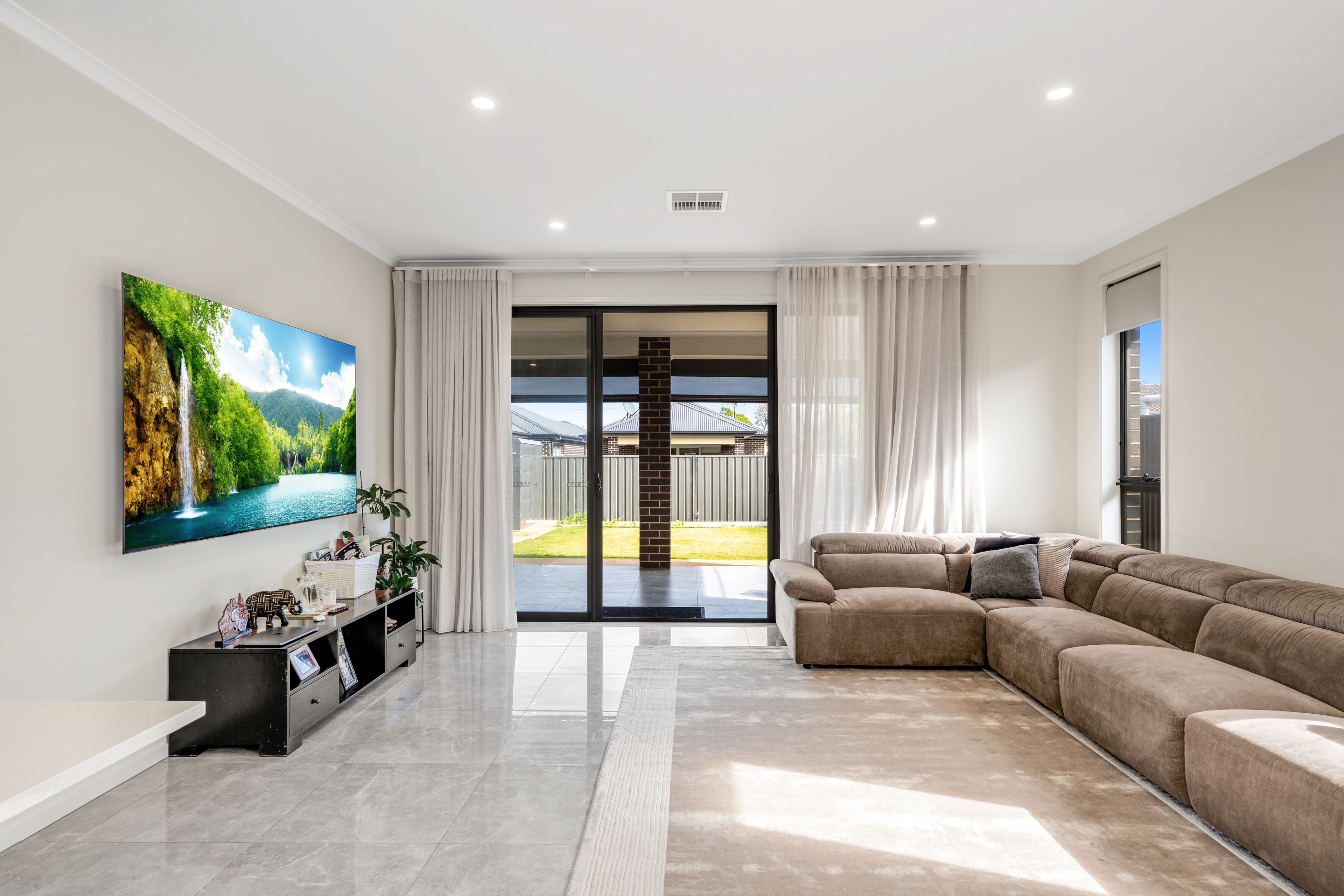 Sleek Modern Luxury — photo 8 of 23