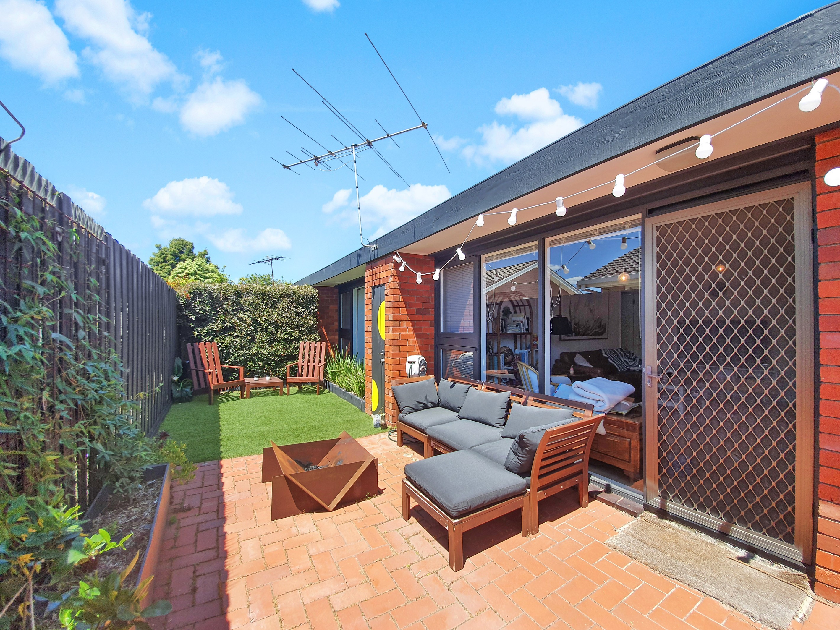2/9 Hermitage Road, Newtown, VIC 3220