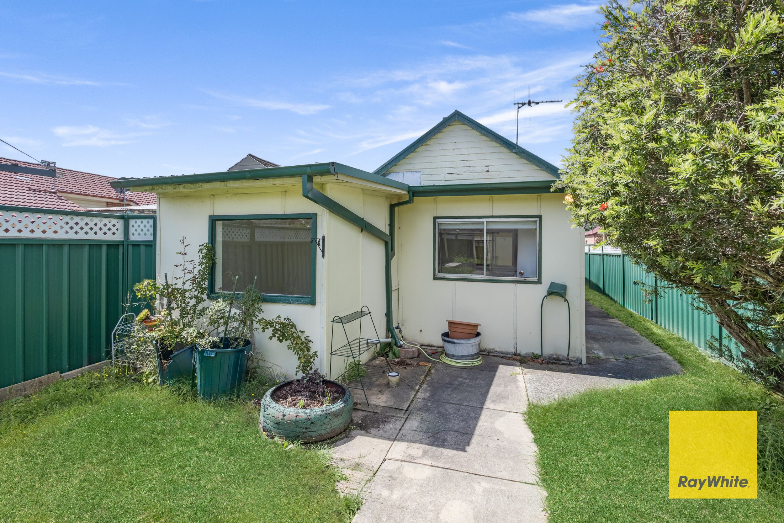 90 Laurence Street — photo 14 of 17