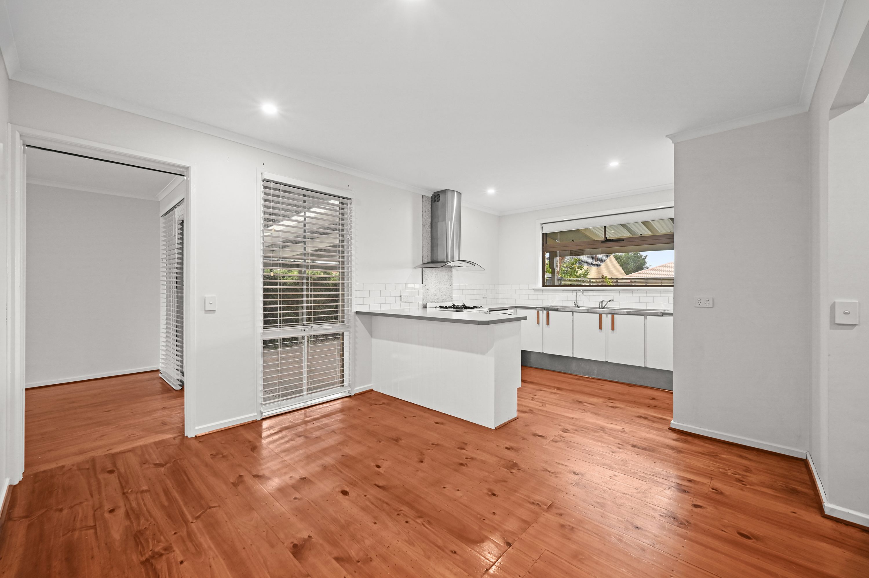 33 Seaspray Avenue — photo 5 of 24