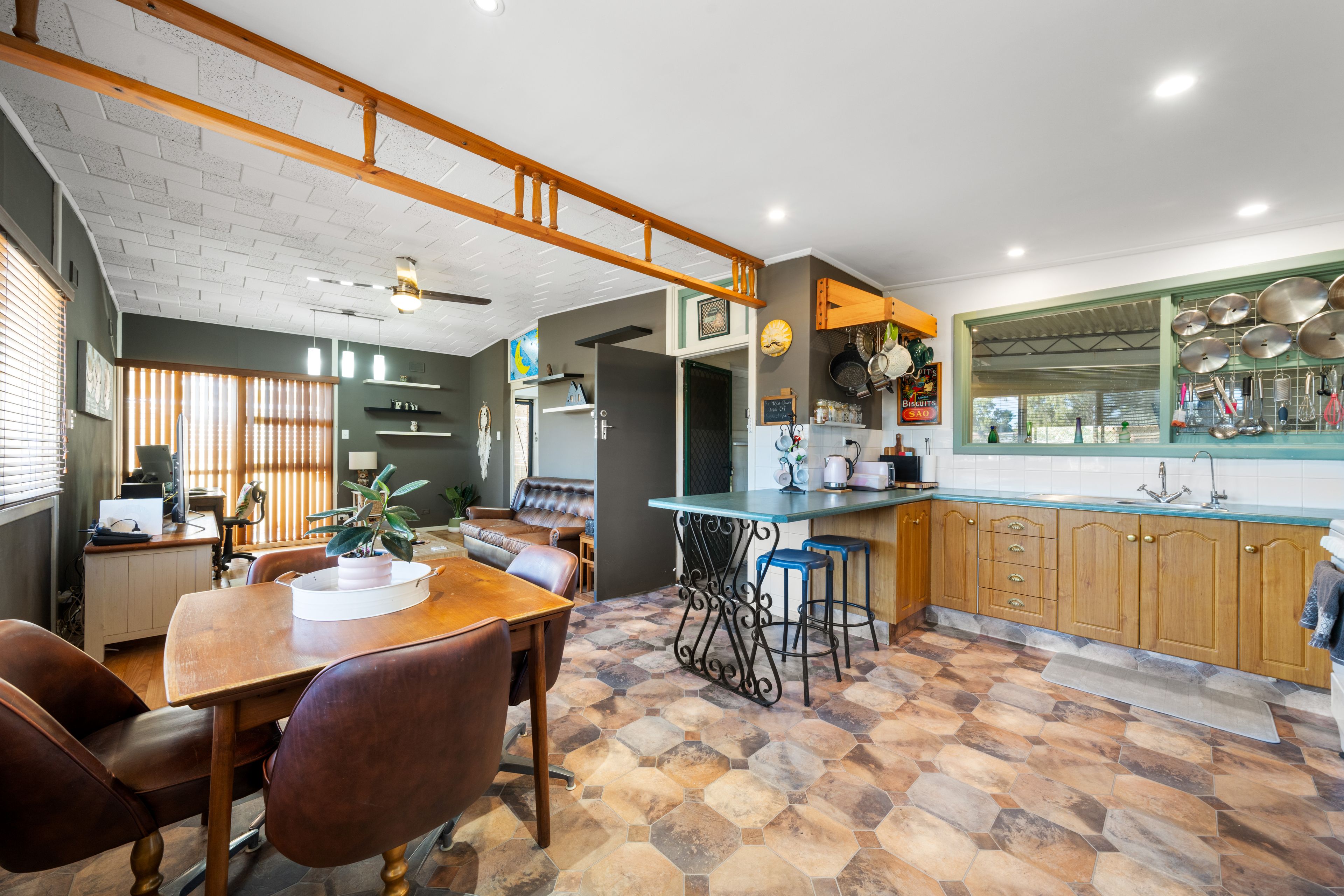 92 Collingbourne Drive, Elizabeth Vale, SA 5112 - Sold House - Ray ...