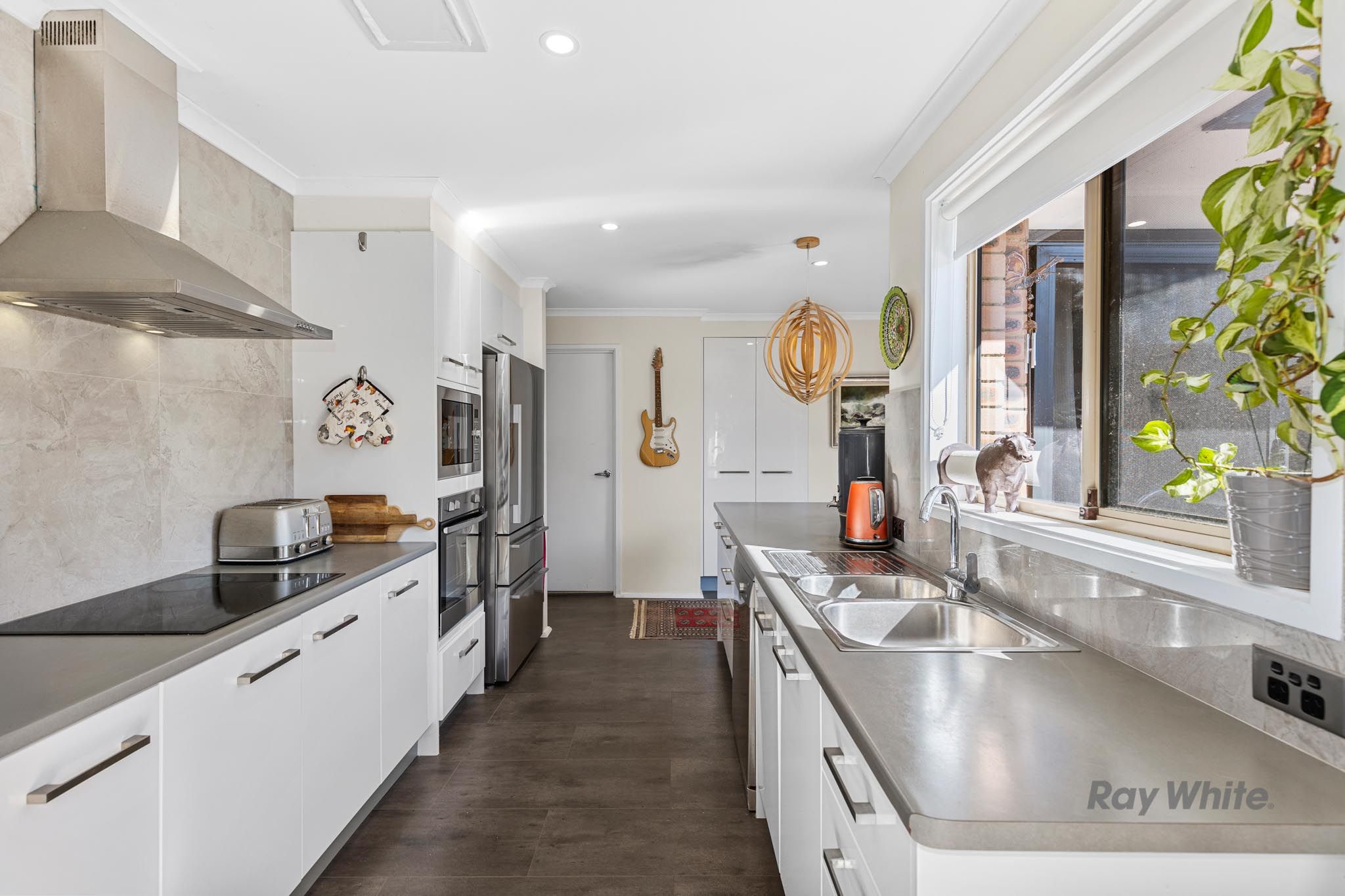 8 Wills Crescent — photo 4 of 30