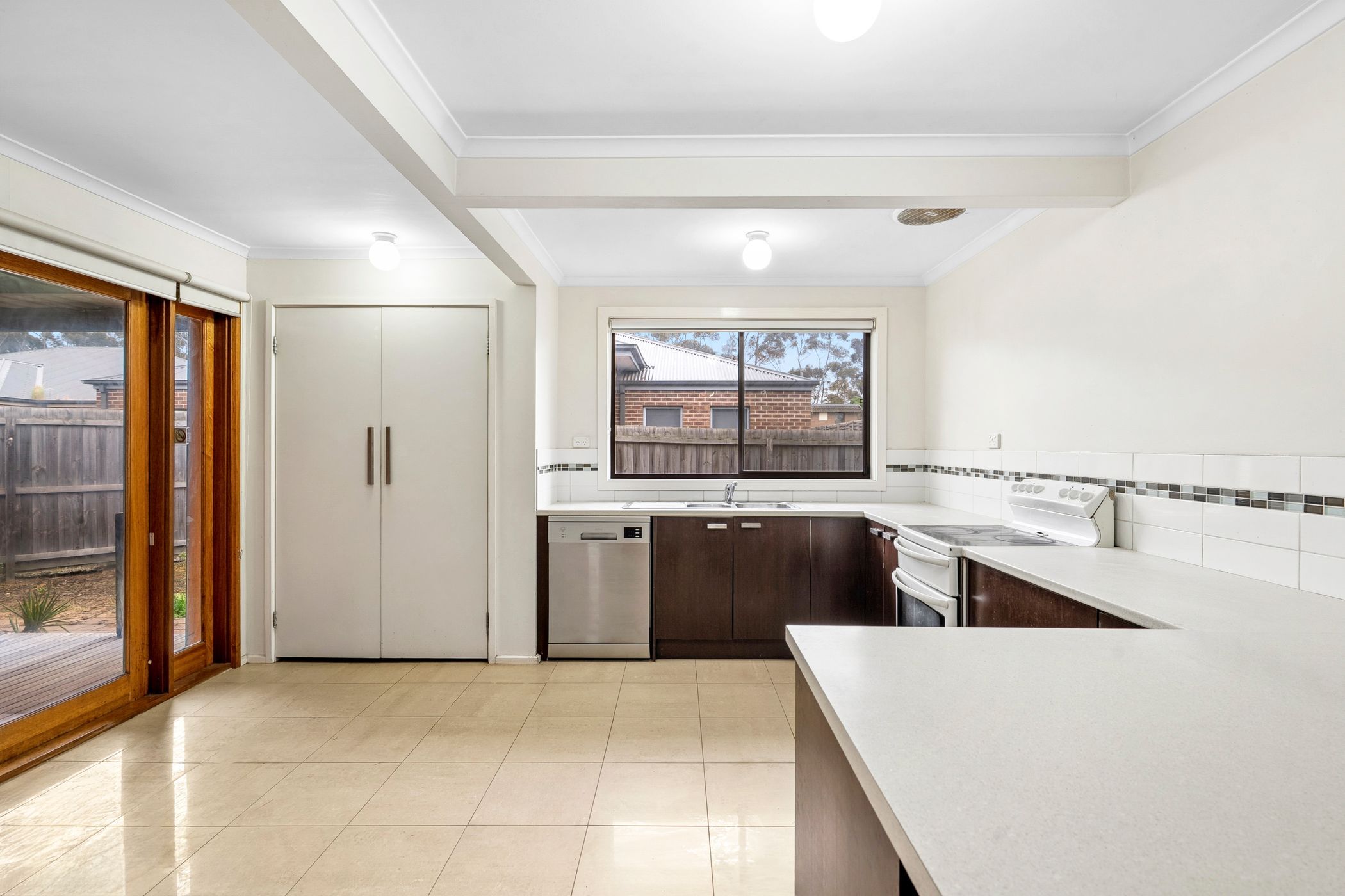 1/70 Smeaton Close — photo 2 of 11
