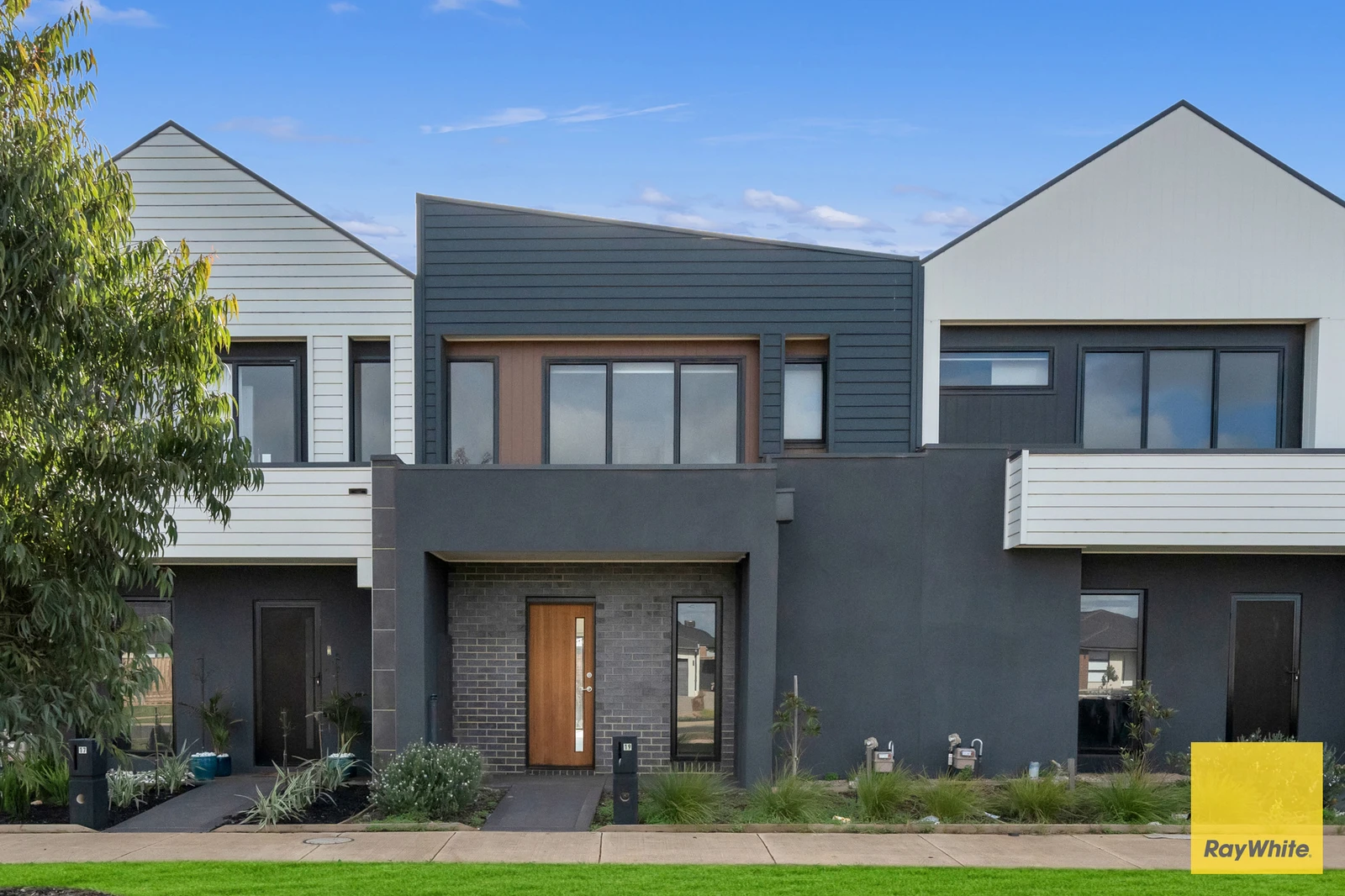 19 Whitecross Drive, THORNHILL PARK, VIC 3335