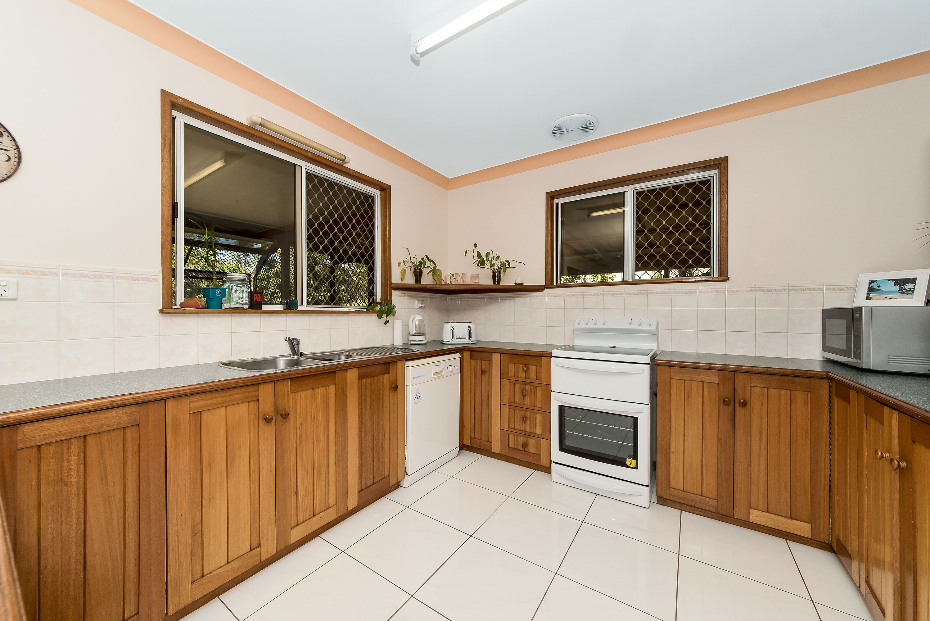 3 Sandalan Court, BUSHLAND BEACH, QLD 4818