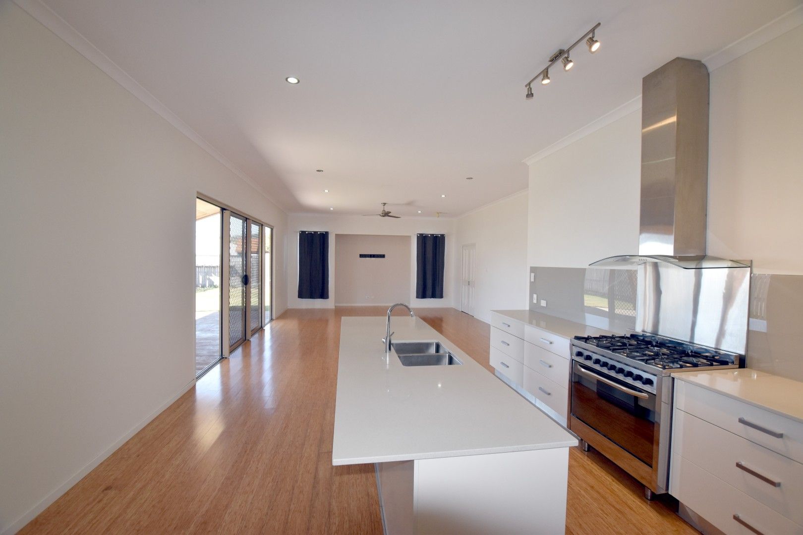 27 Bottlebrush Drive, Kirkwood, QLD 4680