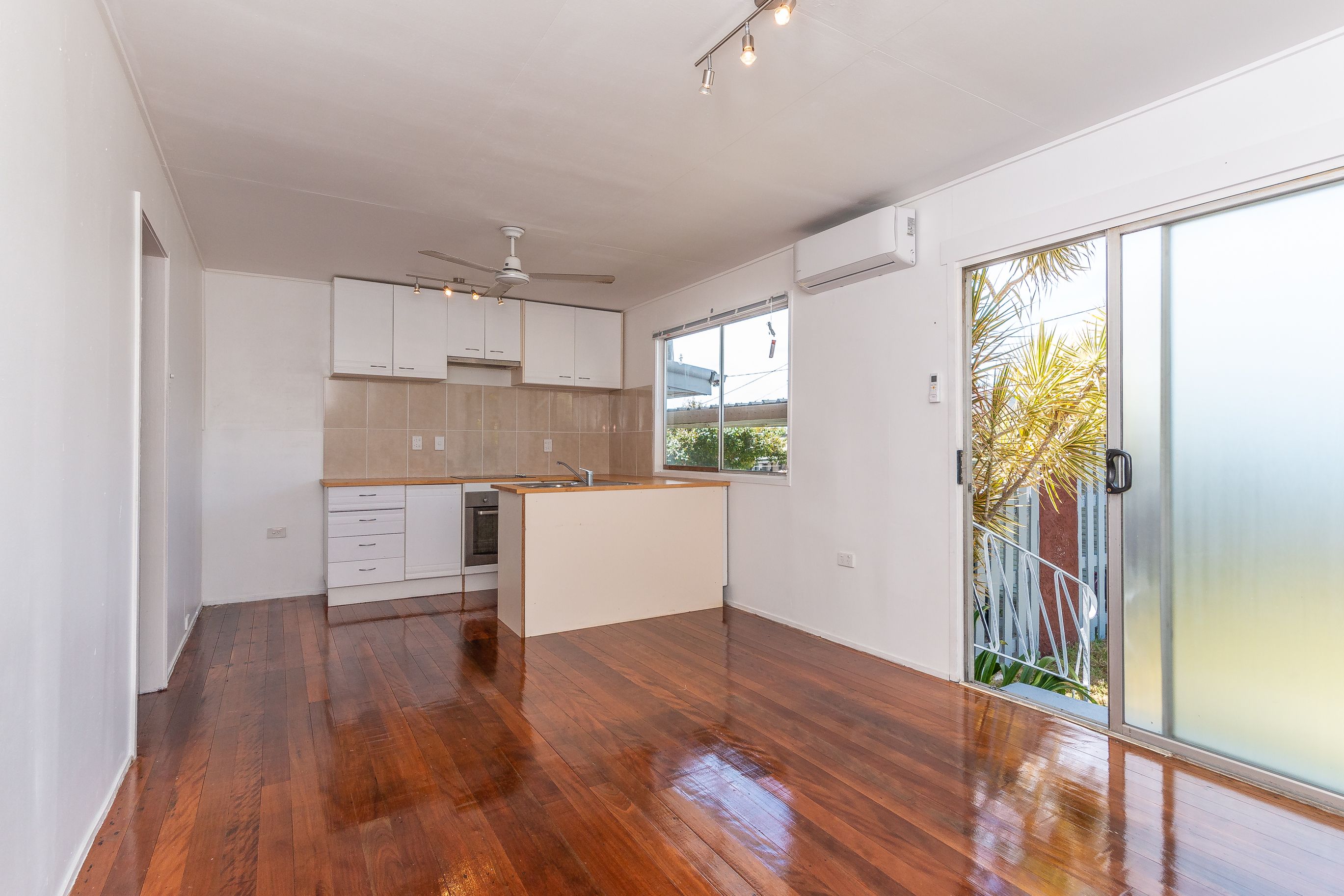 2/10a Joseph Street — photo 3 of 6