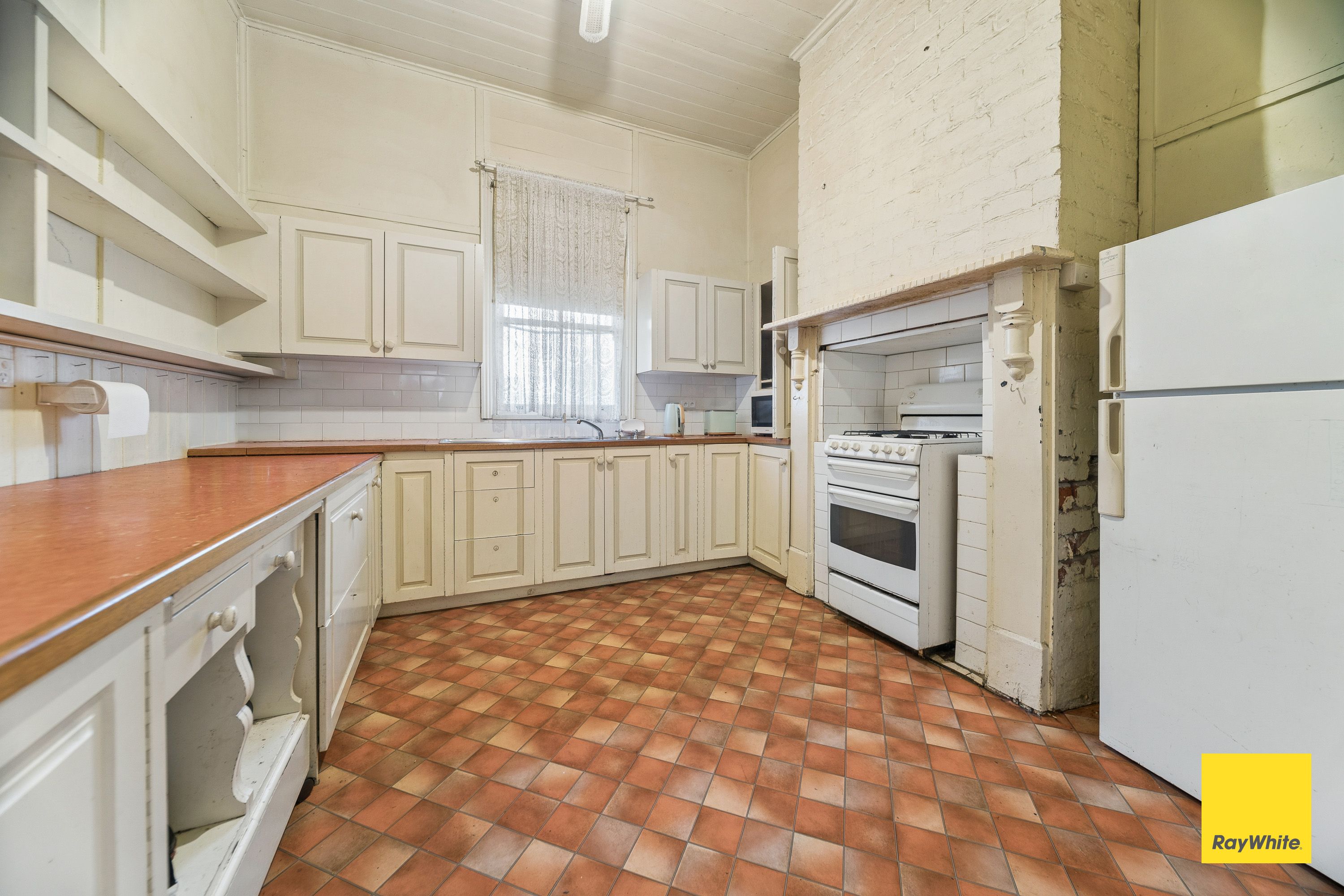 33 Lucan Street — photo 4 of 16
