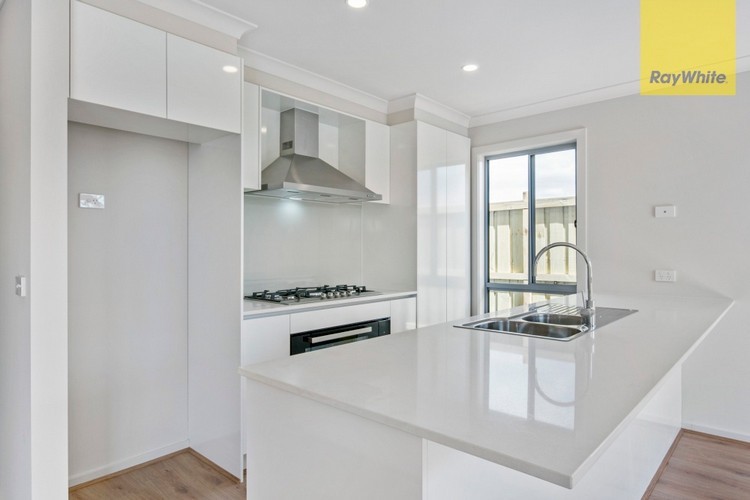 8 Weymouth Grange, Narre Warren, VIC 3805