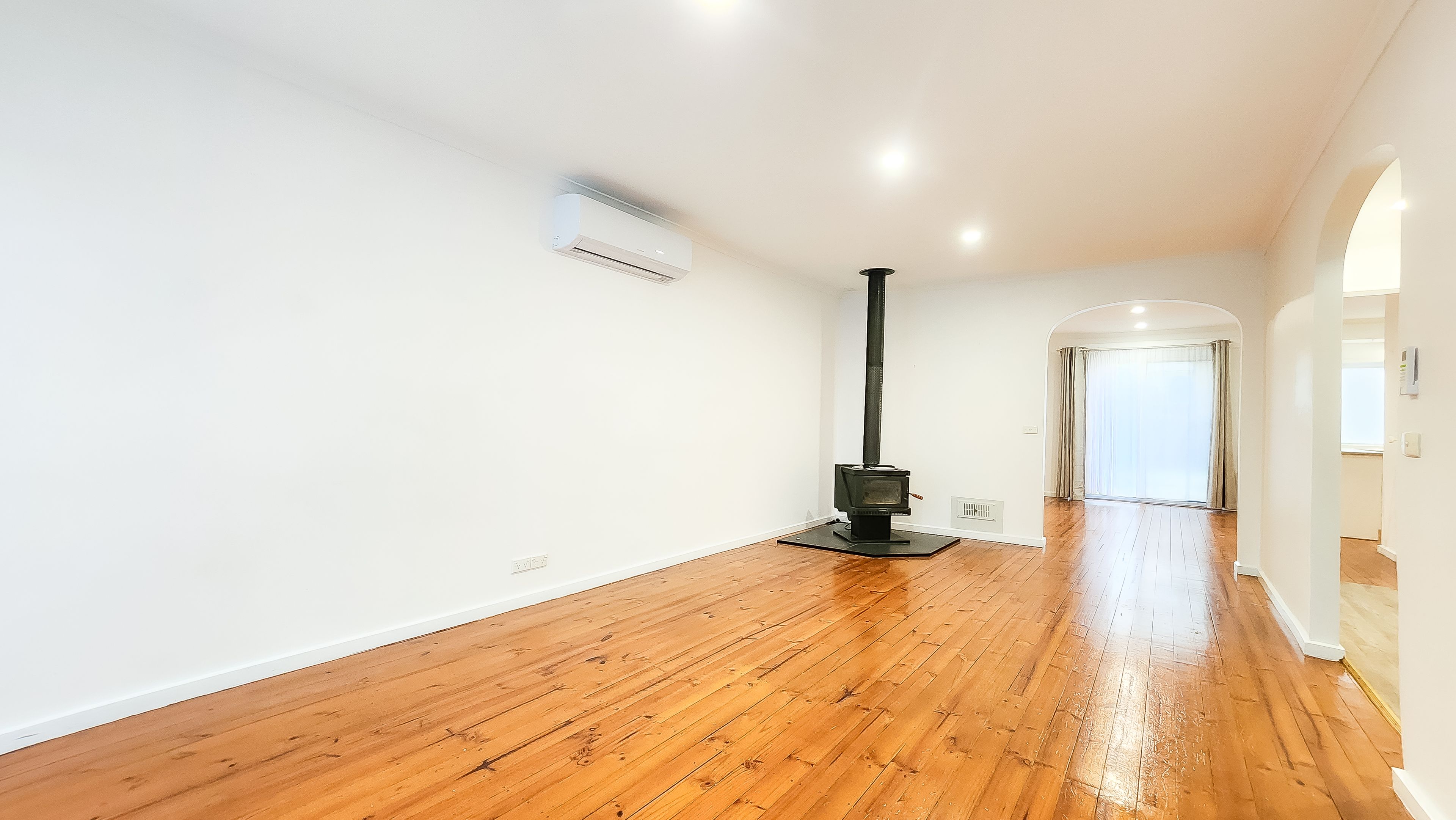 24 Hood Crescent — photo 3 of 15