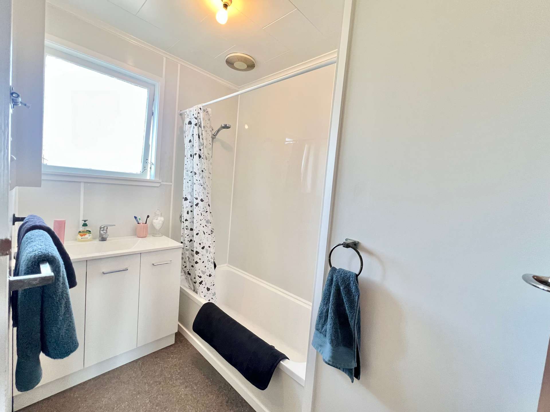 242 Sunset Road photo 2