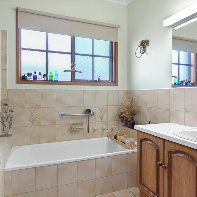 65 Manorvale Parade, Werribee, VIC 3030 - Leased House - Ray White Werribee