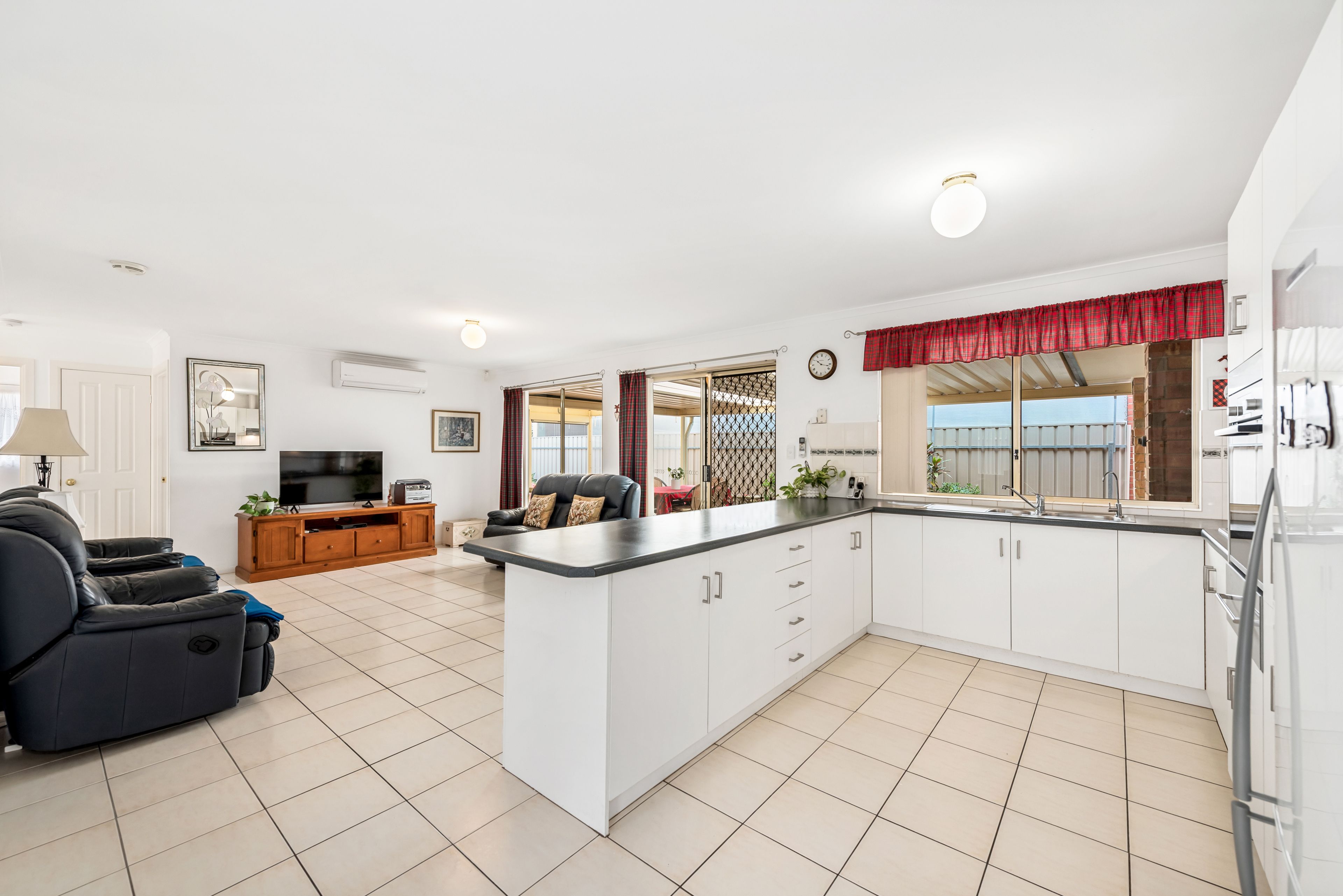 54 Riddoch Crescent — photo 9 of 24