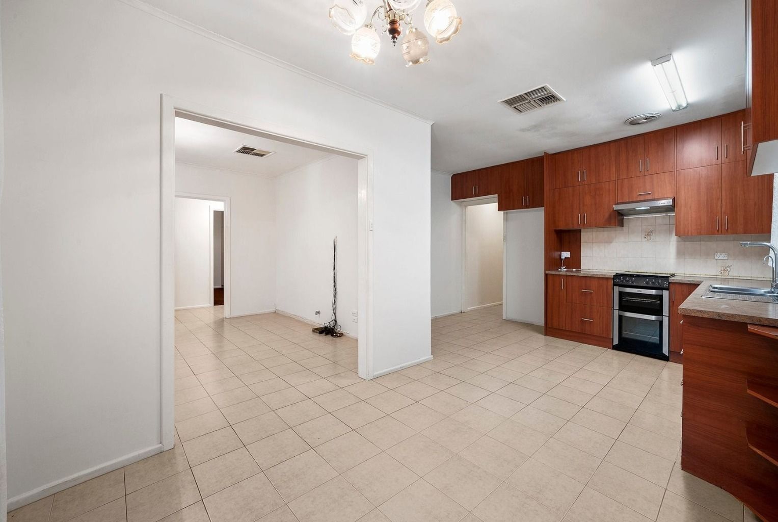 21 Salisbury Highway — photo 4 of 12