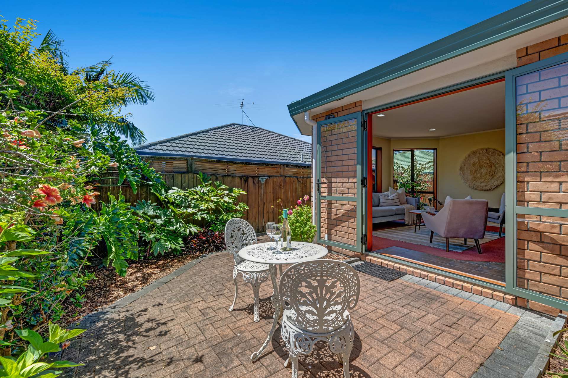 20 Red Hibiscus Road photo 19