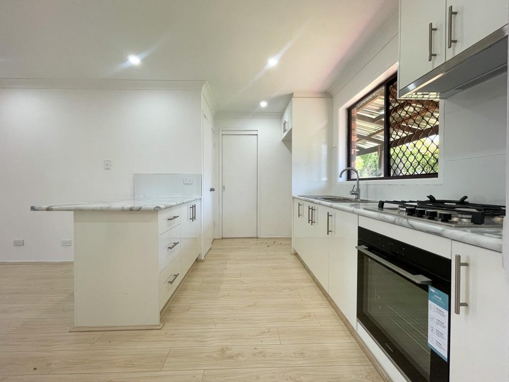 70 Cleopatra Drive, Rosemeadow, NSW 2560