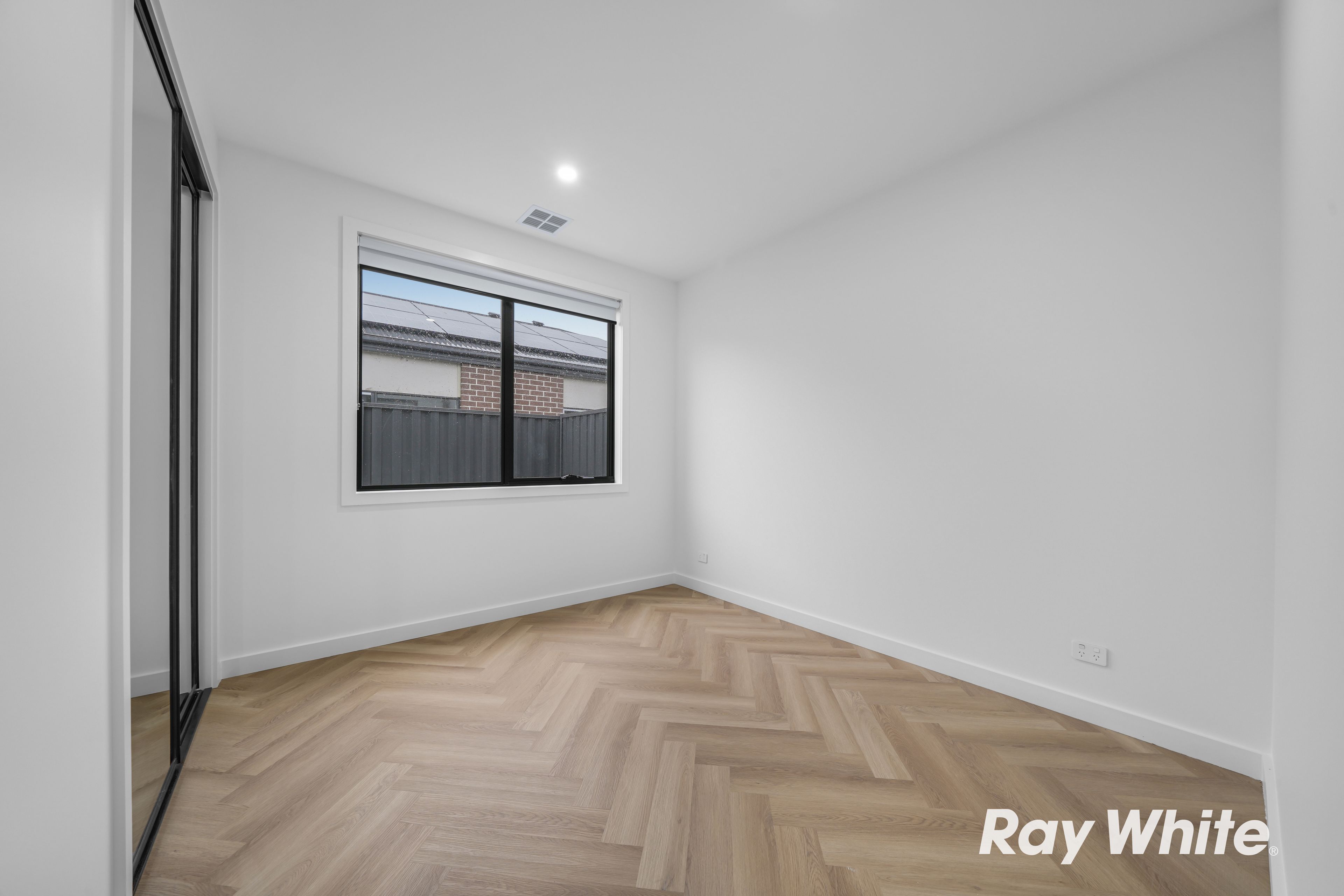 8 Castle Crescent — photo 5 of 9