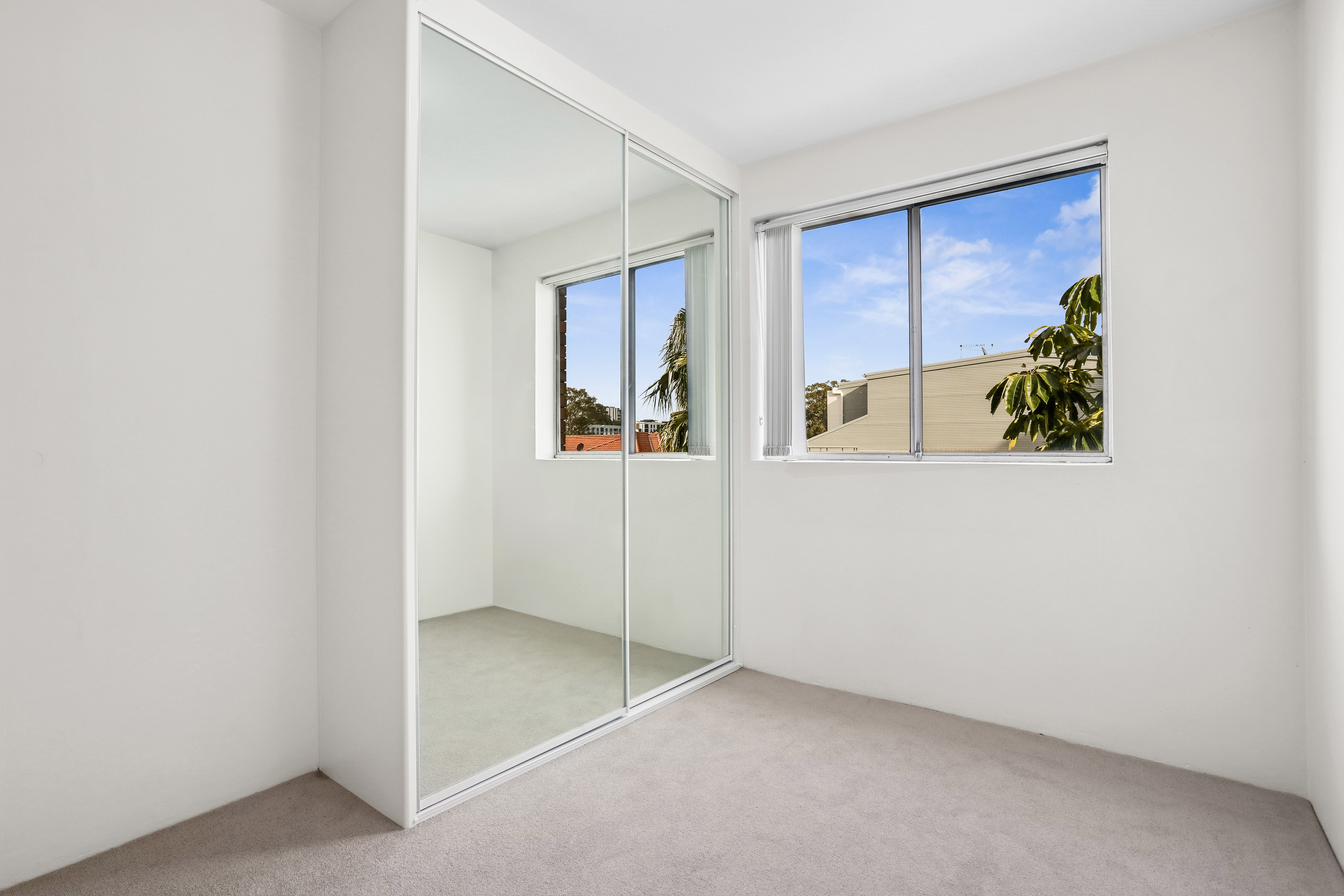 6/4 Macintosh Street — photo 4 of 6
